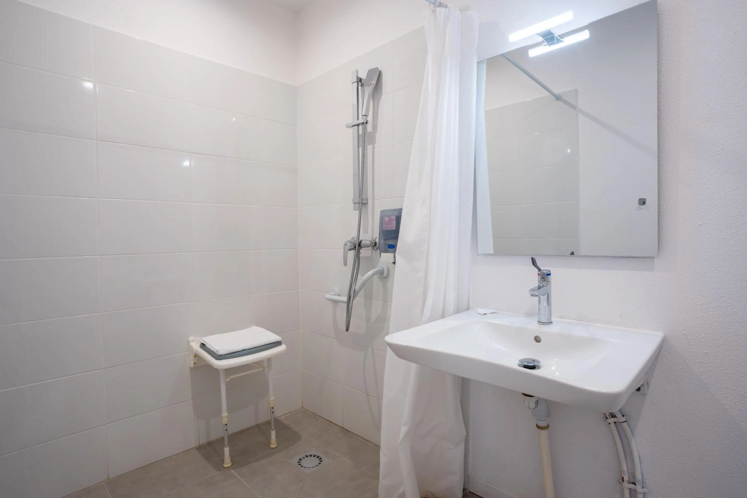 Shower in Kyriad Direct Bordeaux Sud Cestas