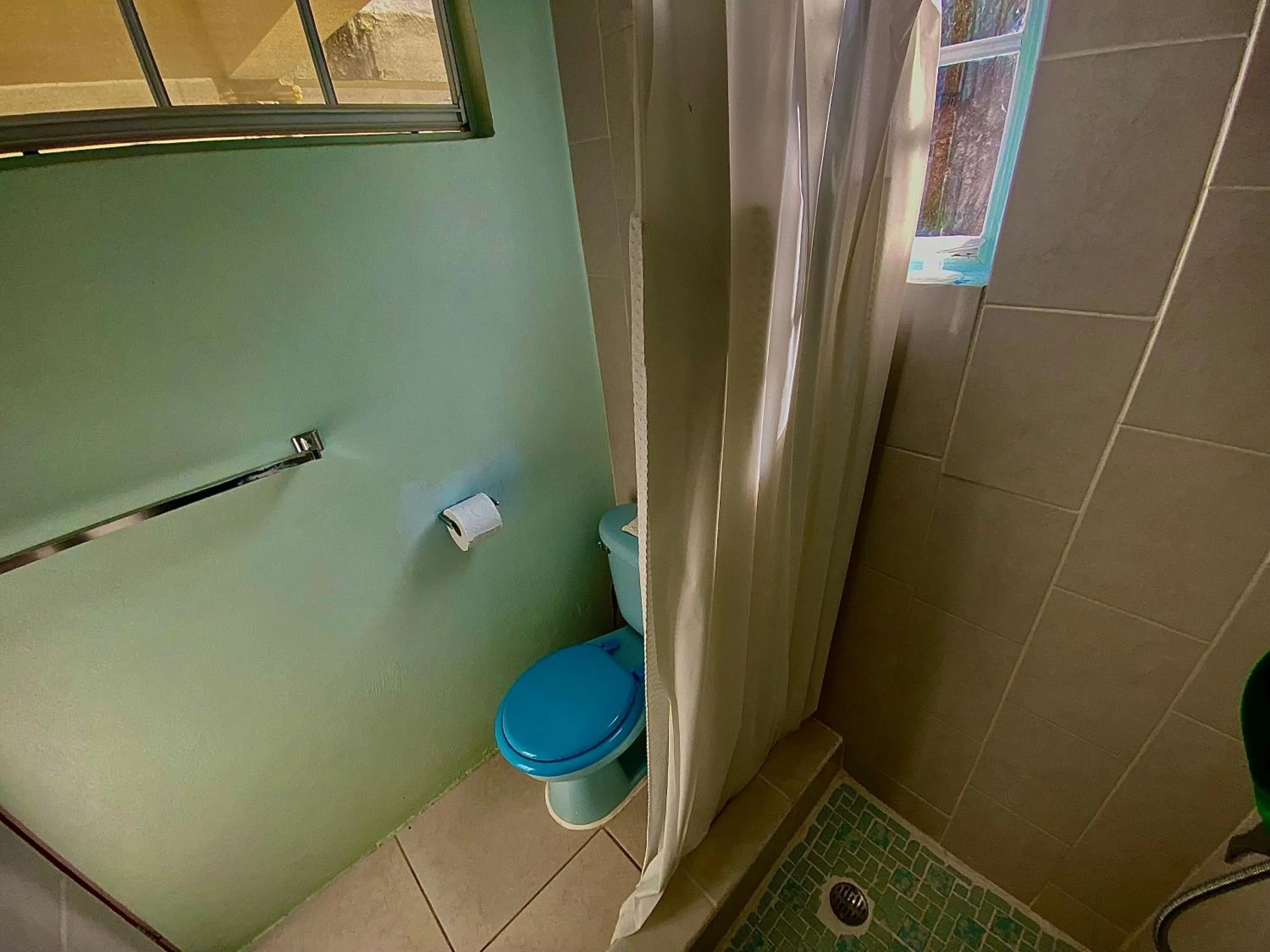 Toilet in Rejens Hotel