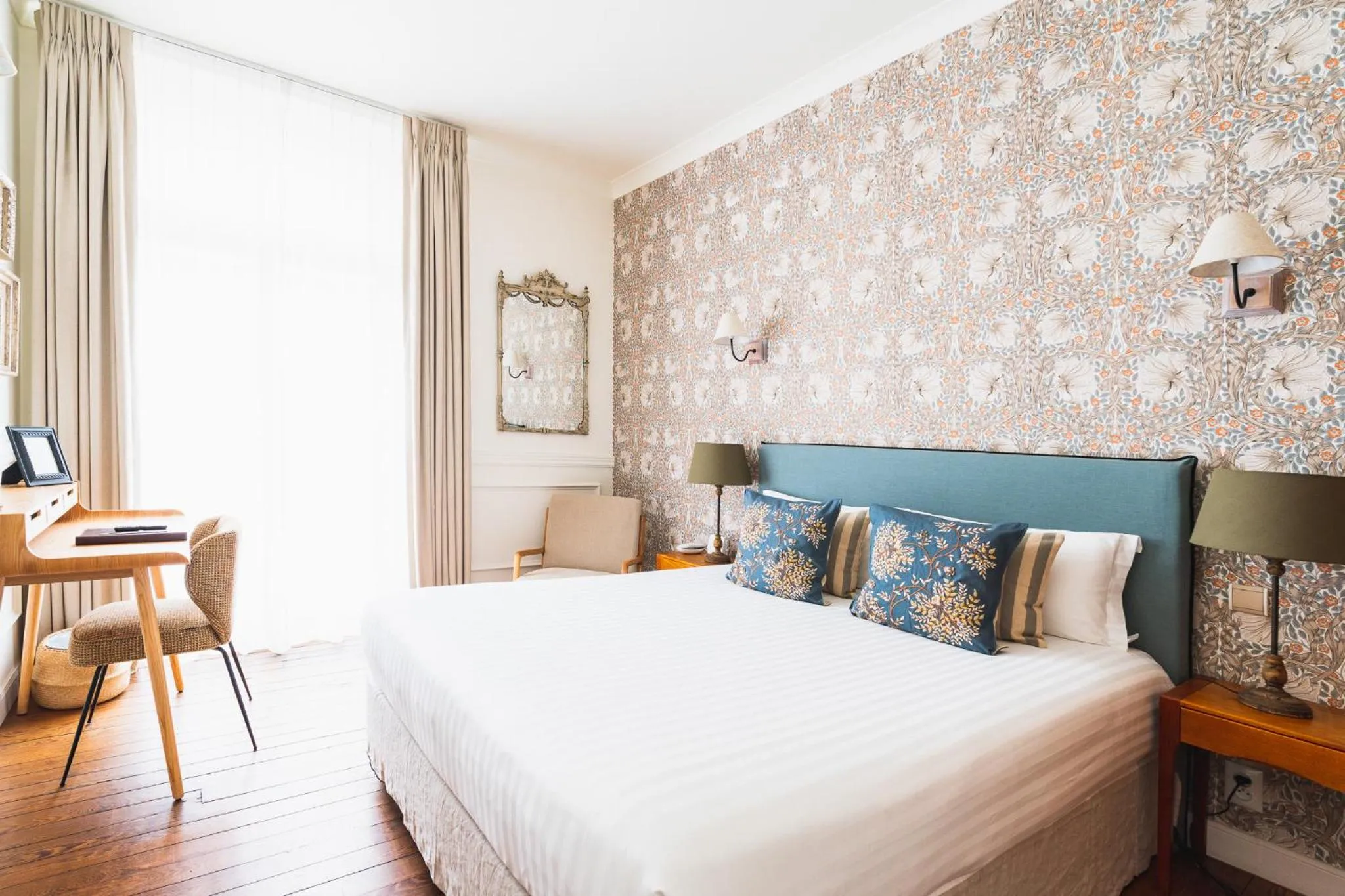 Bed in Hotel Edouard VII