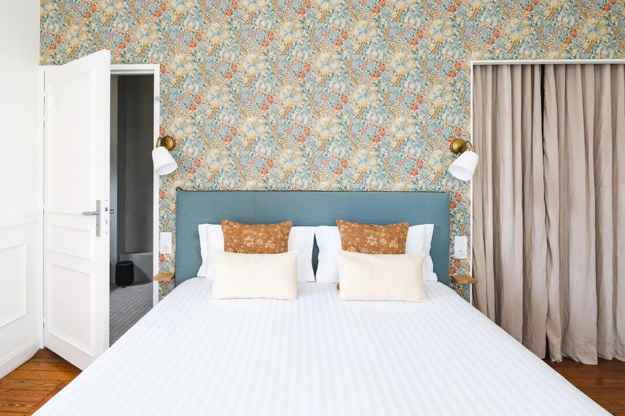 Bed in Hotel Edouard VII