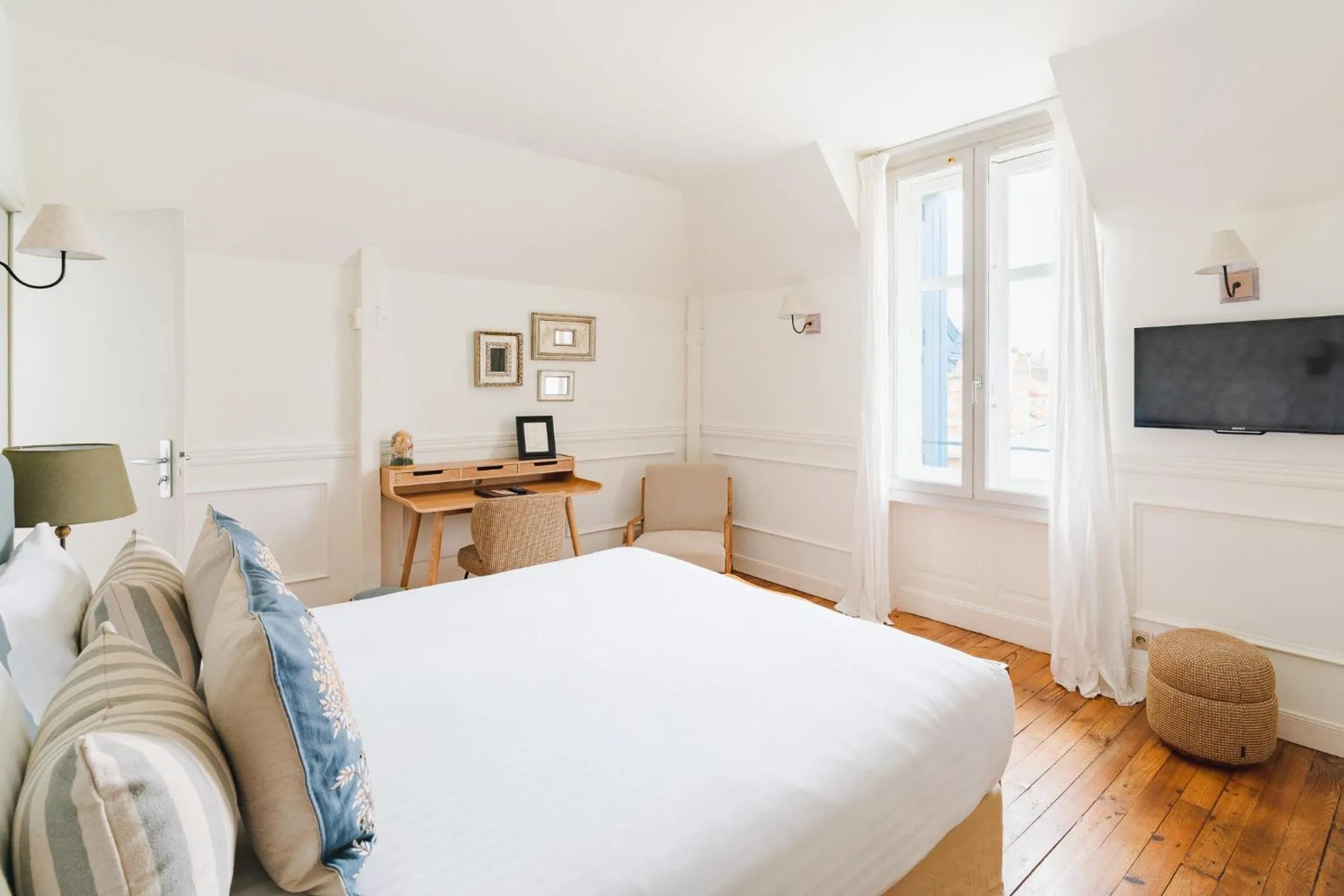 Bed in Hotel Edouard VII