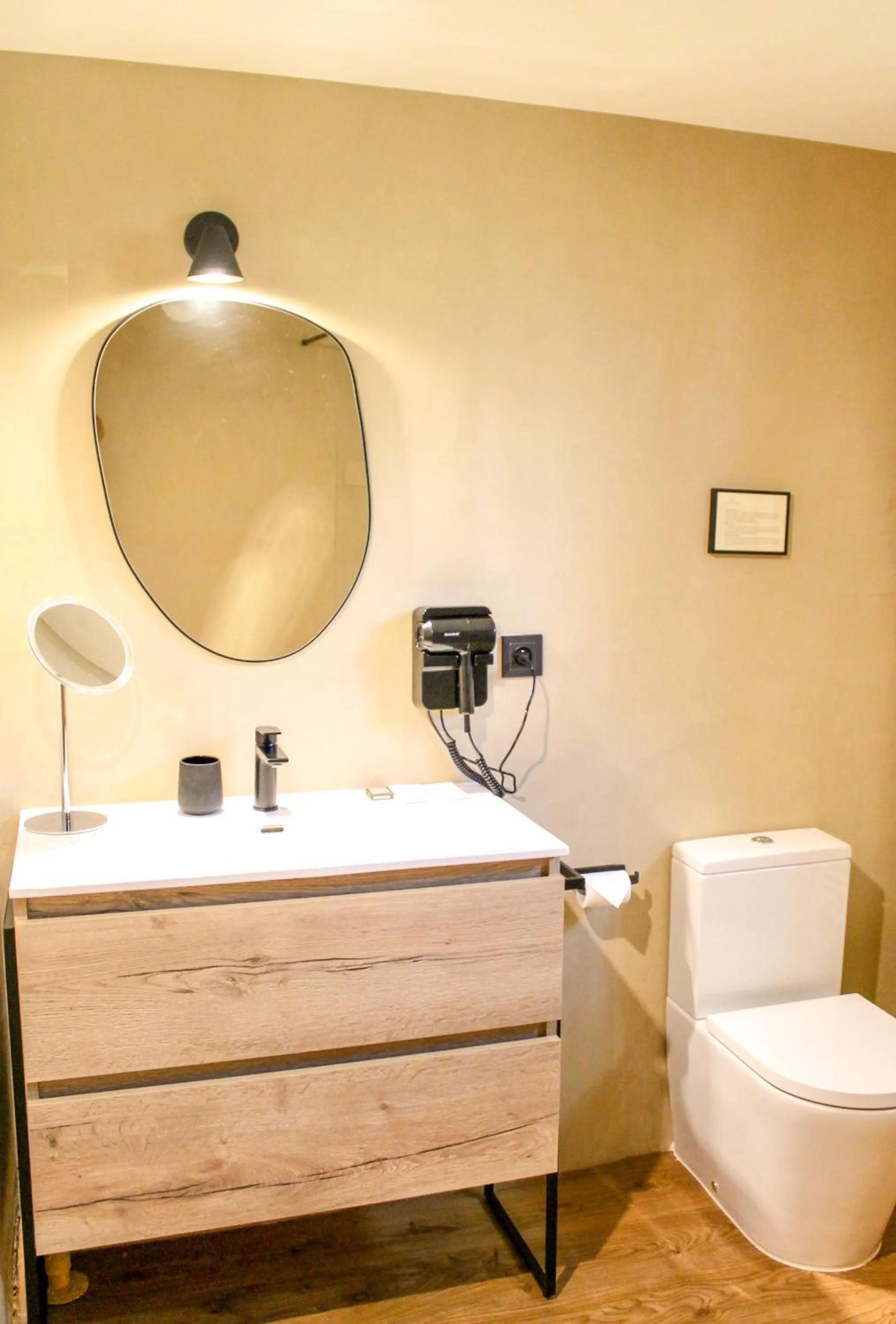 Toilet in Hotel Edouard VII