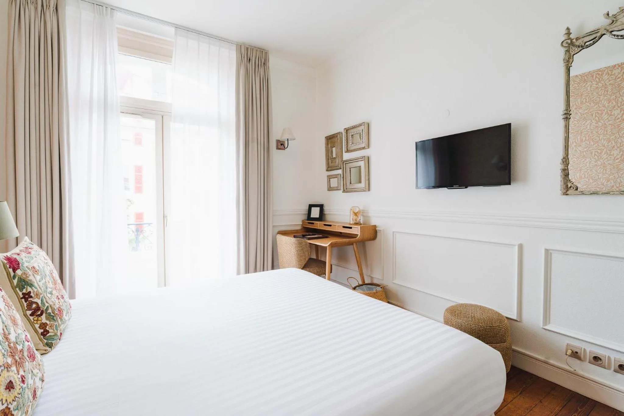 Bed in Hotel Edouard VII