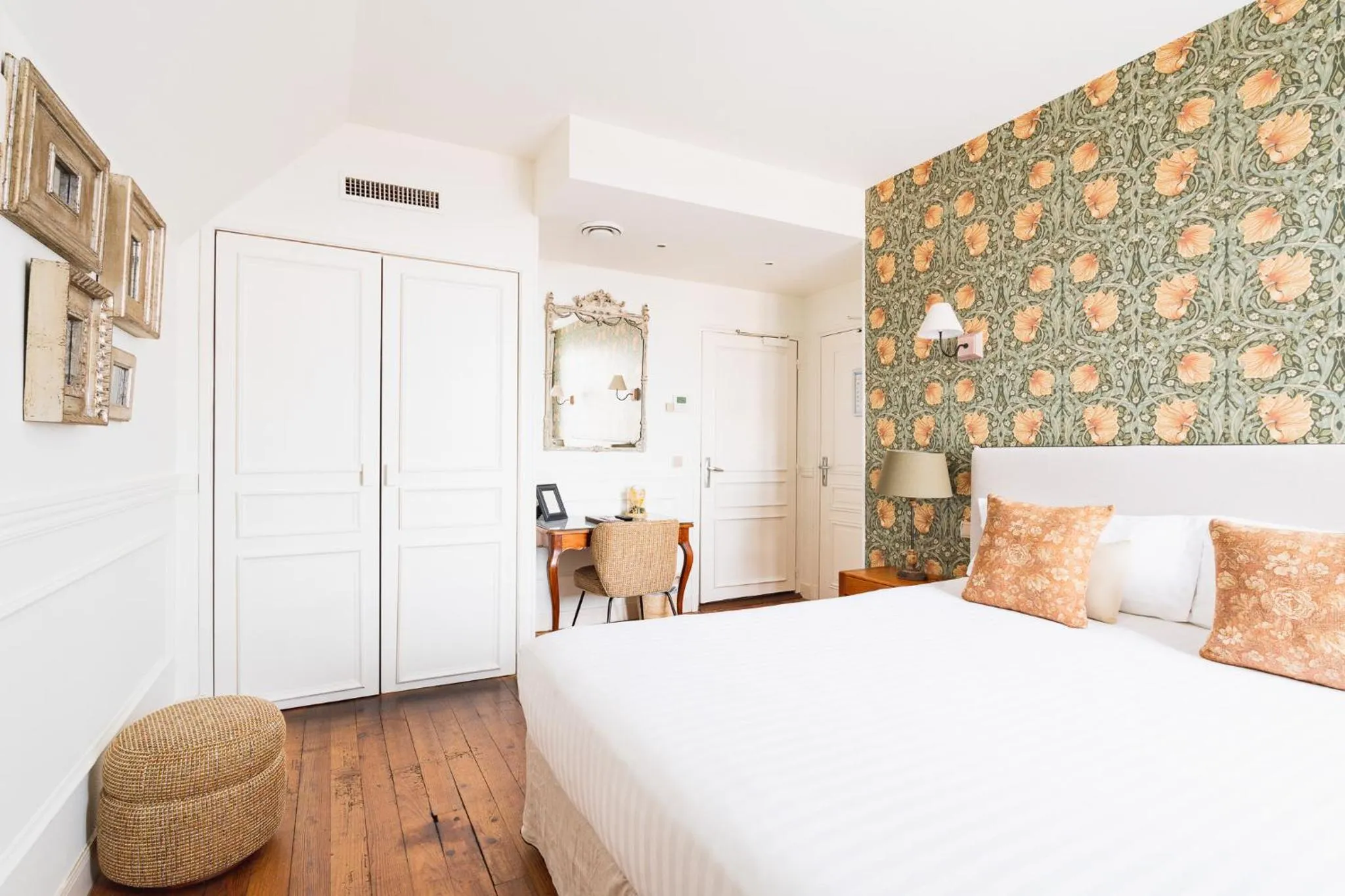 Bed in Hotel Edouard VII