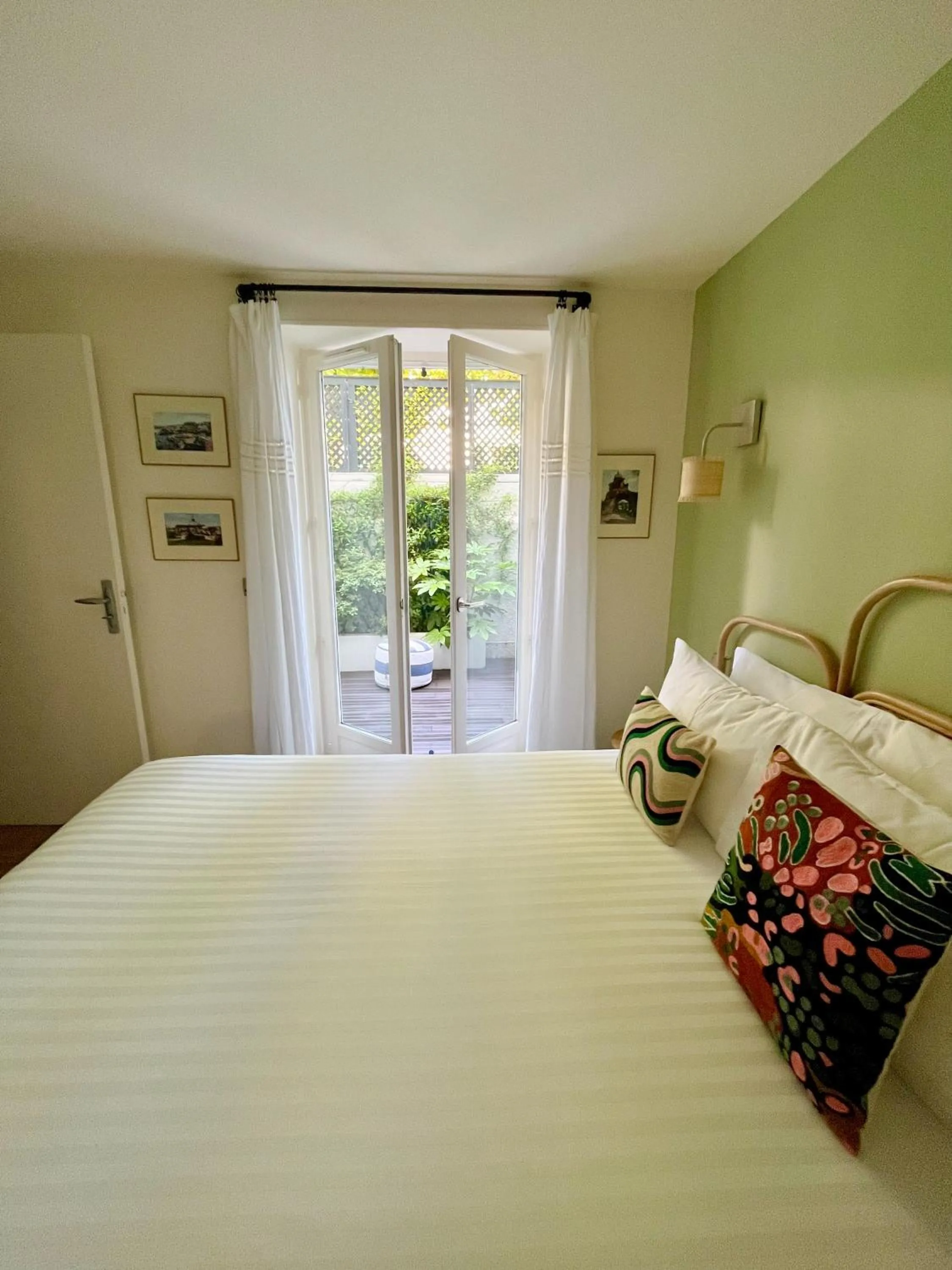 Bed in Hotel Edouard VII