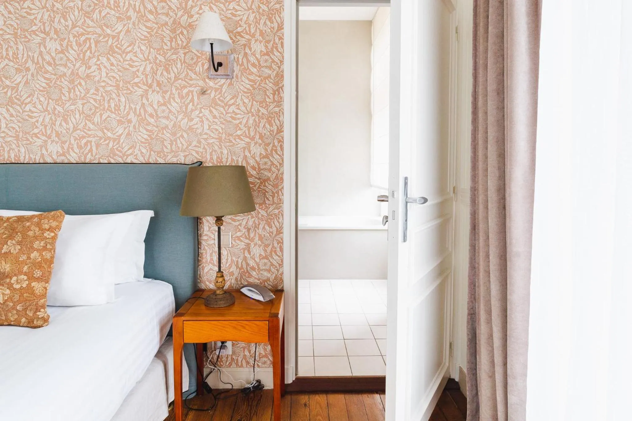 Bed in Hotel Edouard VII