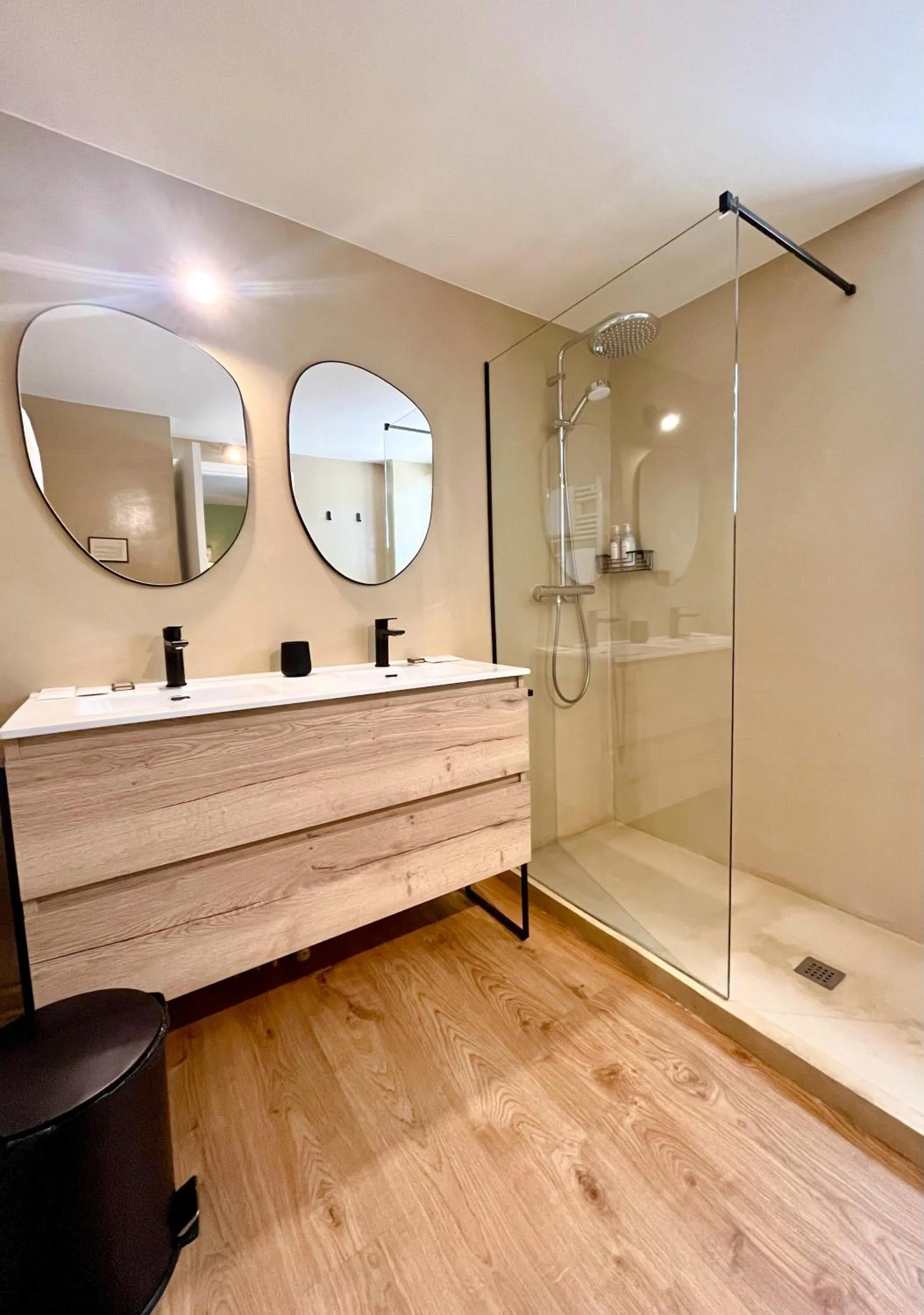 Shower in Hotel Edouard VII