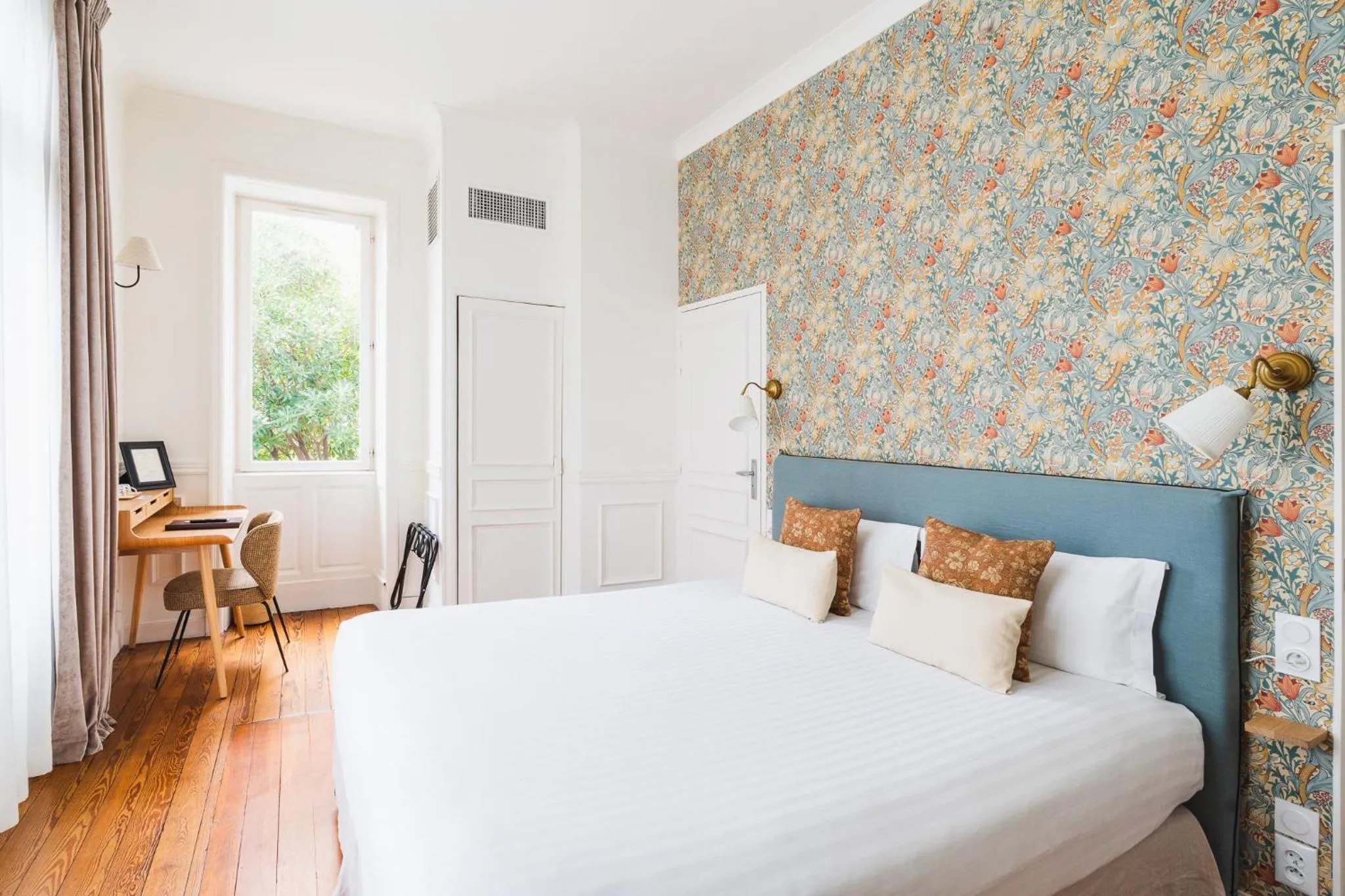 Bed in Hotel Edouard VII