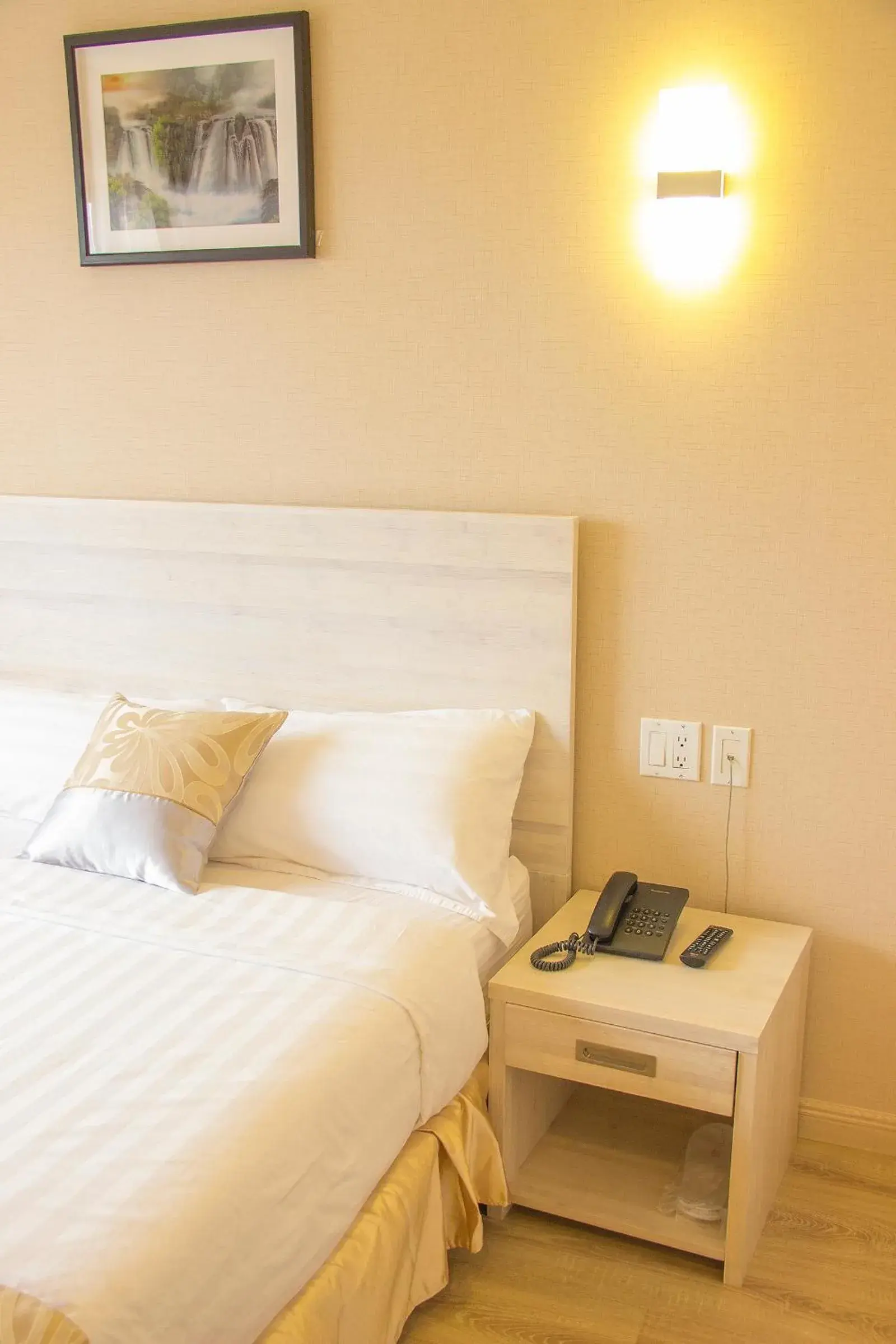 Bed in Phoenix Hotel Brooklyn Sunset Park Bed in Phoenix Hotel Brooklyn Sunset Park