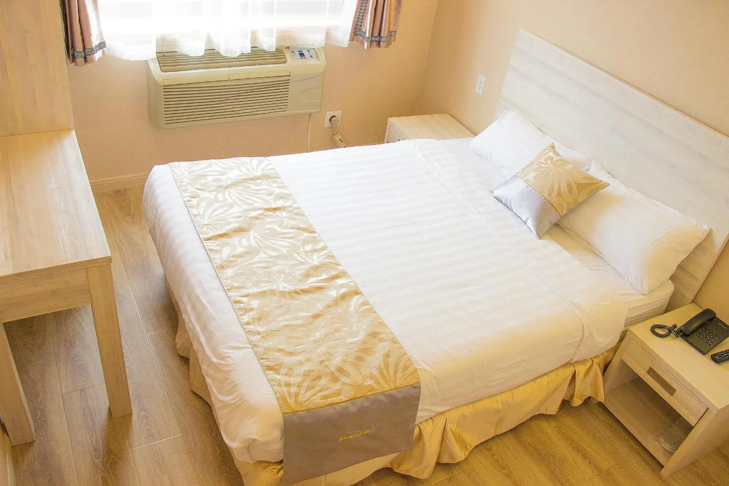 Bed in Phoenix Hotel Brooklyn Sunset Park Bed in Phoenix Hotel Brooklyn Sunset Park