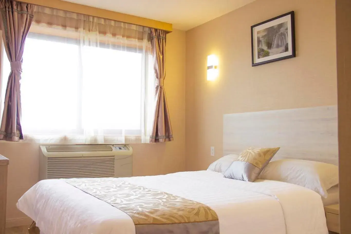 Bed in Phoenix Hotel Brooklyn Sunset Park Bed in Phoenix Hotel Brooklyn Sunset Park