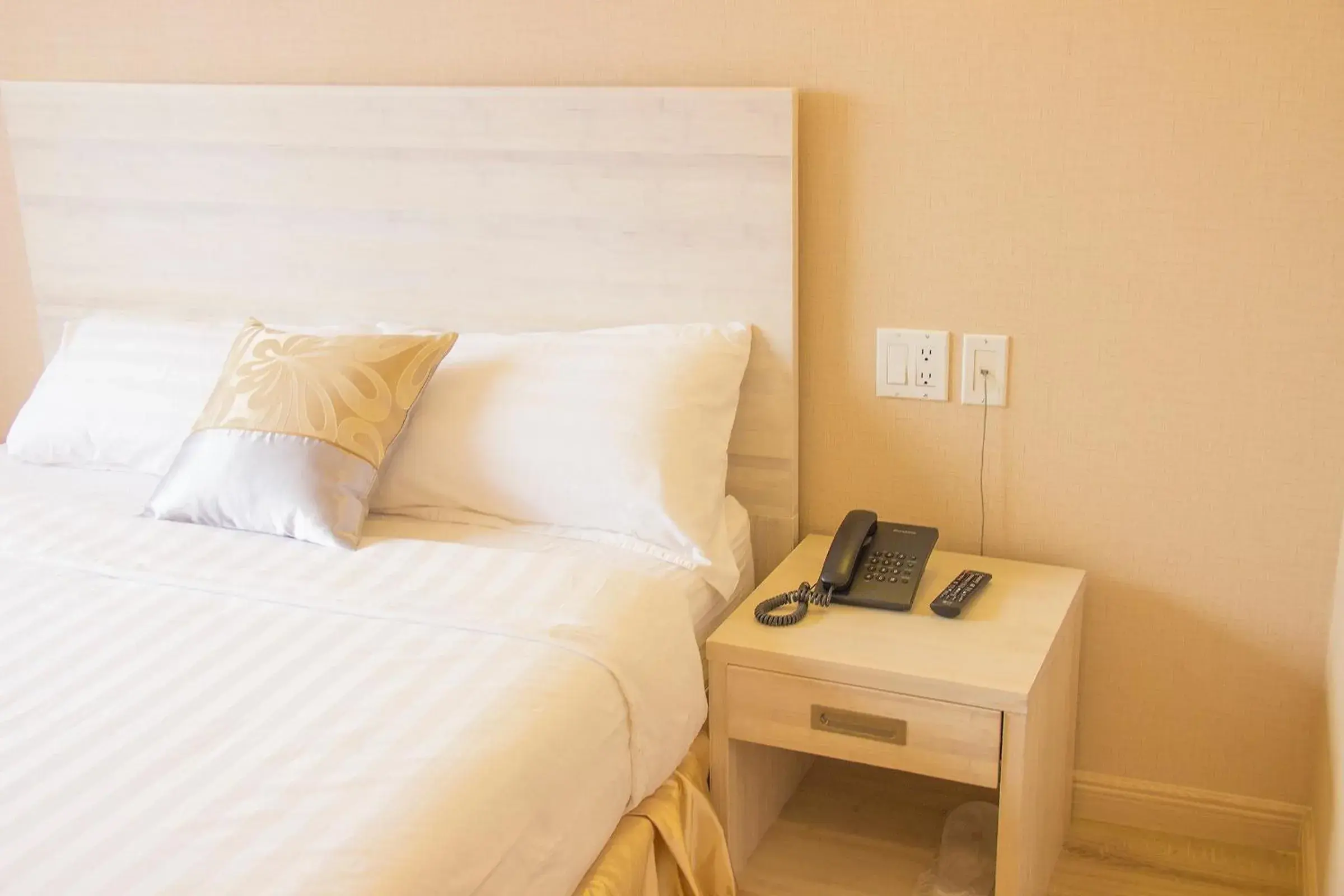 Bed in Phoenix Hotel Brooklyn Sunset Park Bed in Phoenix Hotel Brooklyn Sunset Park