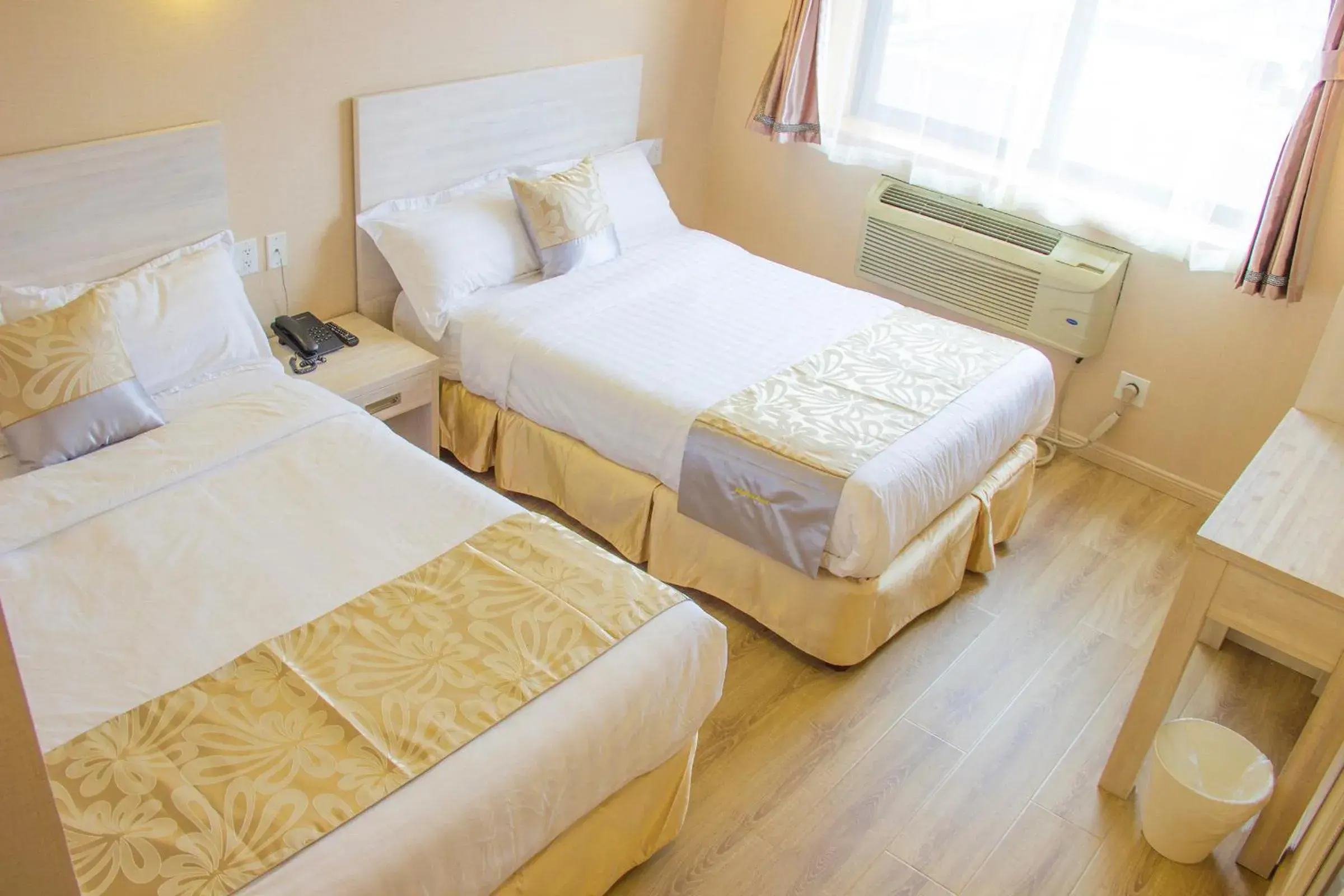 Bed in Phoenix Hotel Brooklyn Sunset Park Bed in Phoenix Hotel Brooklyn Sunset Park