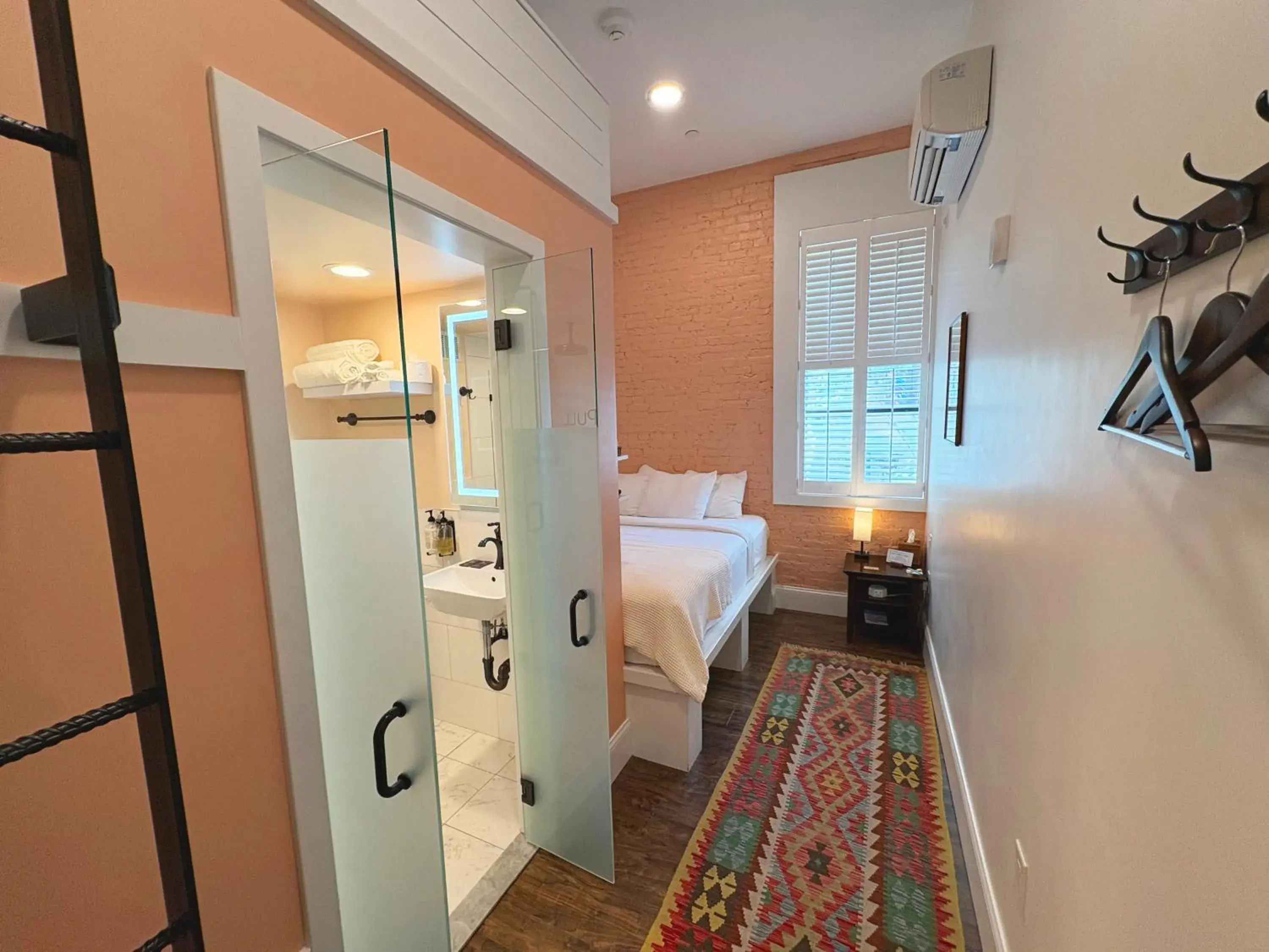 King Room in The Cabot Lodge King Room in The Cabot Lodge