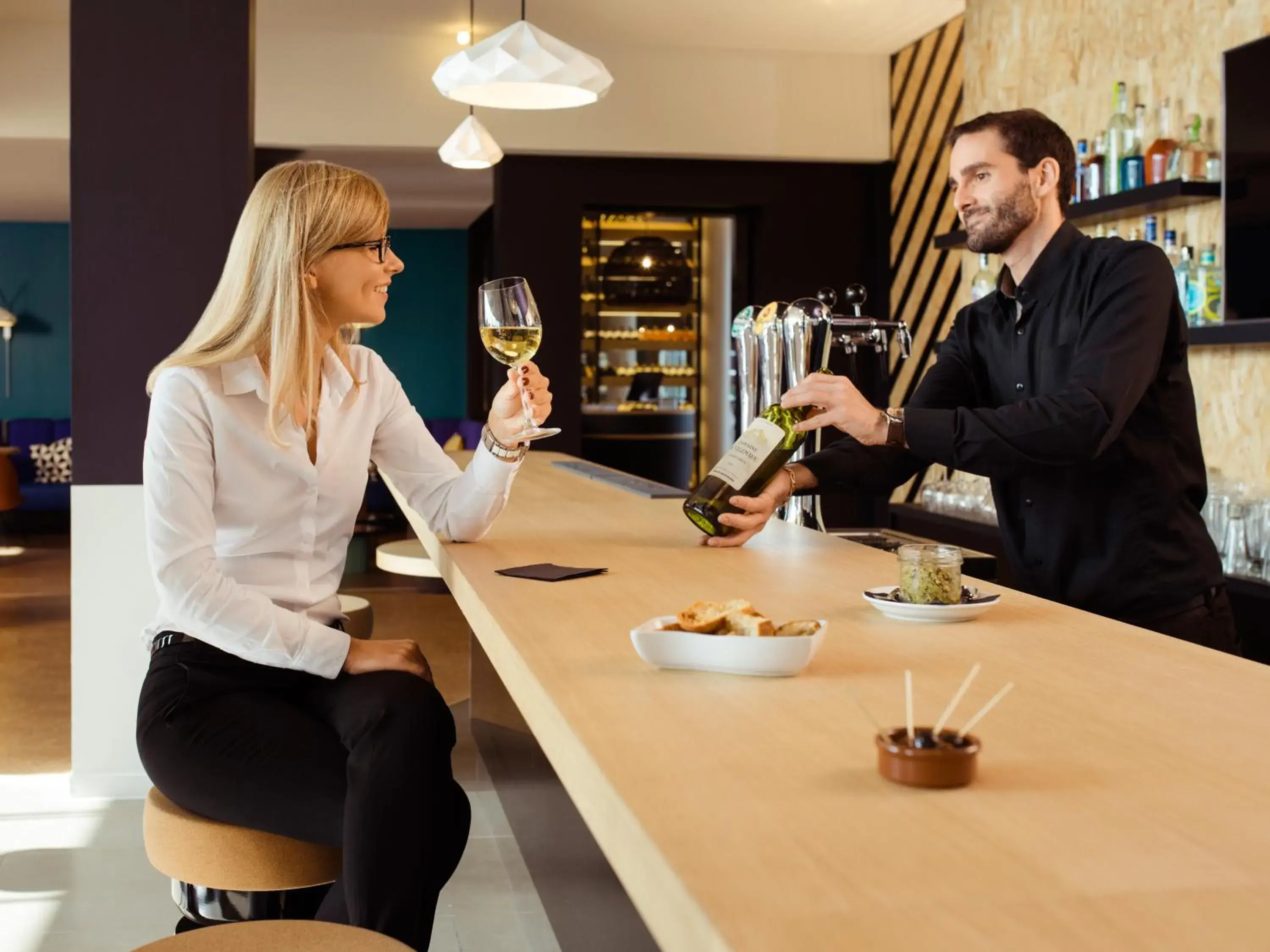 Lounge or bar in Mercure Lyon Genas Eurexpo Lounge or bar in Mercure Lyon Genas Eurexpo