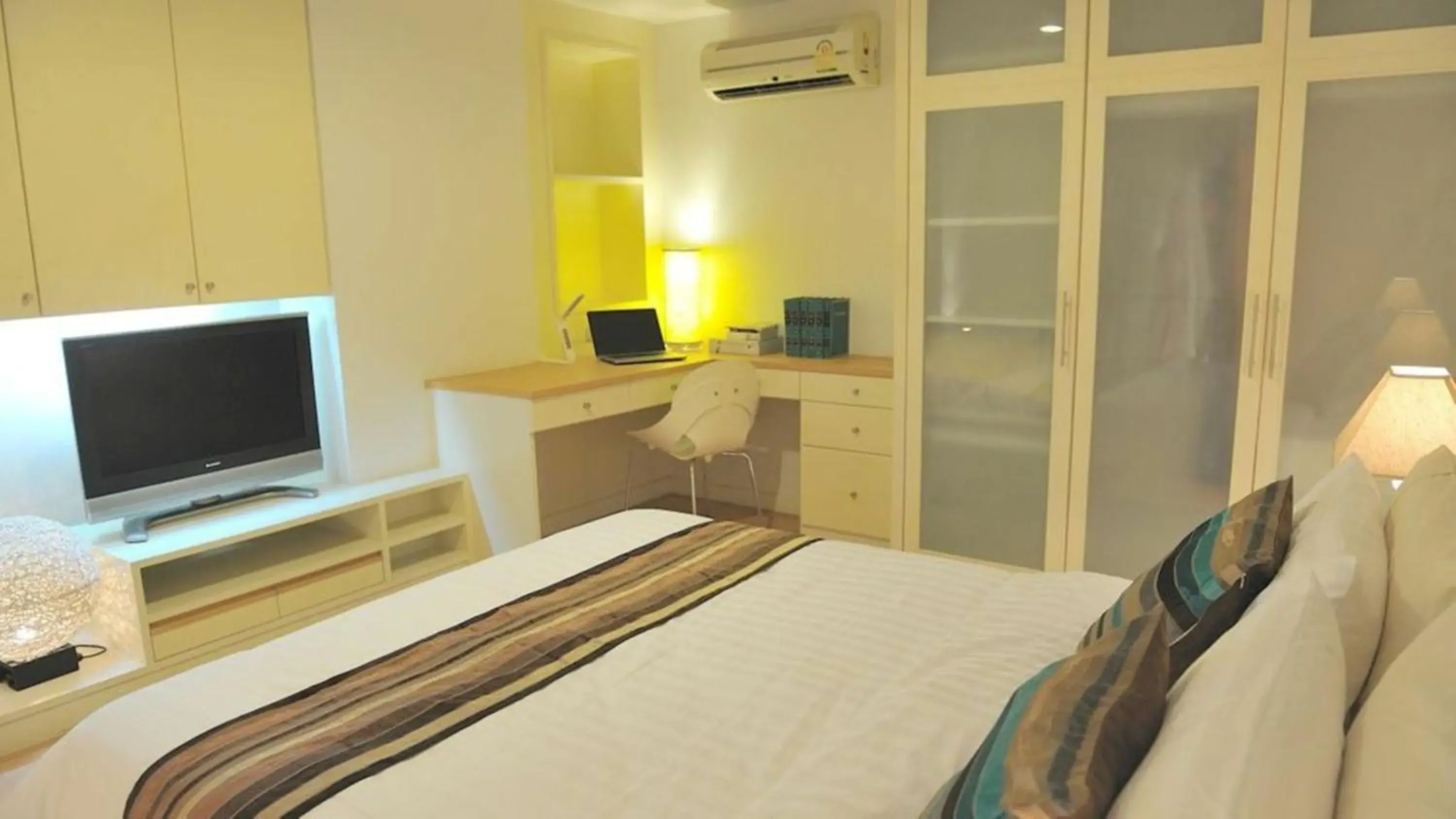 Communal lounge/ TV room, Bed in Duplex 21 Apartment Communal lounge/ TV room, Bed in Duplex 21 Apartment