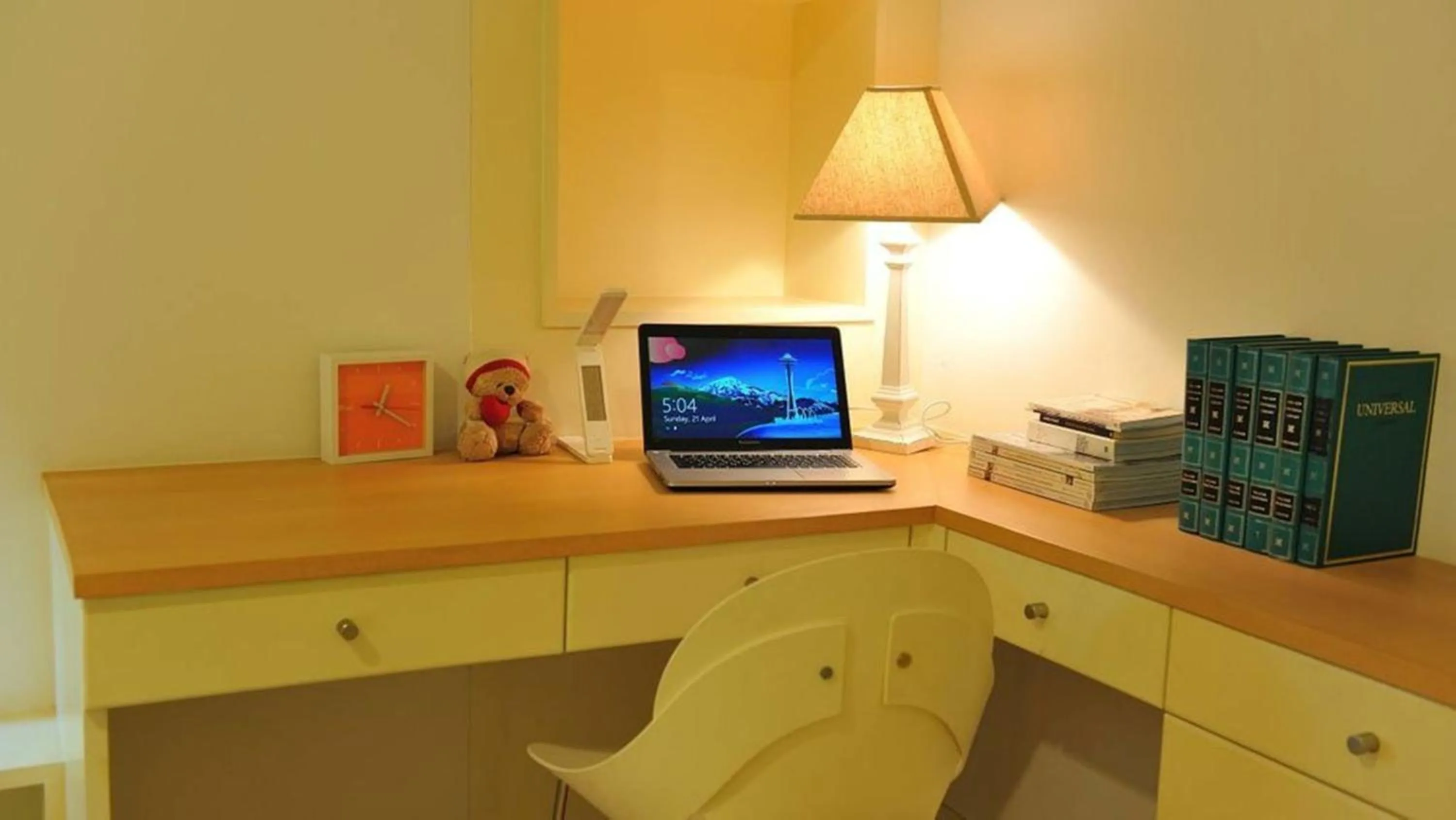 Communal lounge/ TV room in Duplex 21 Apartment