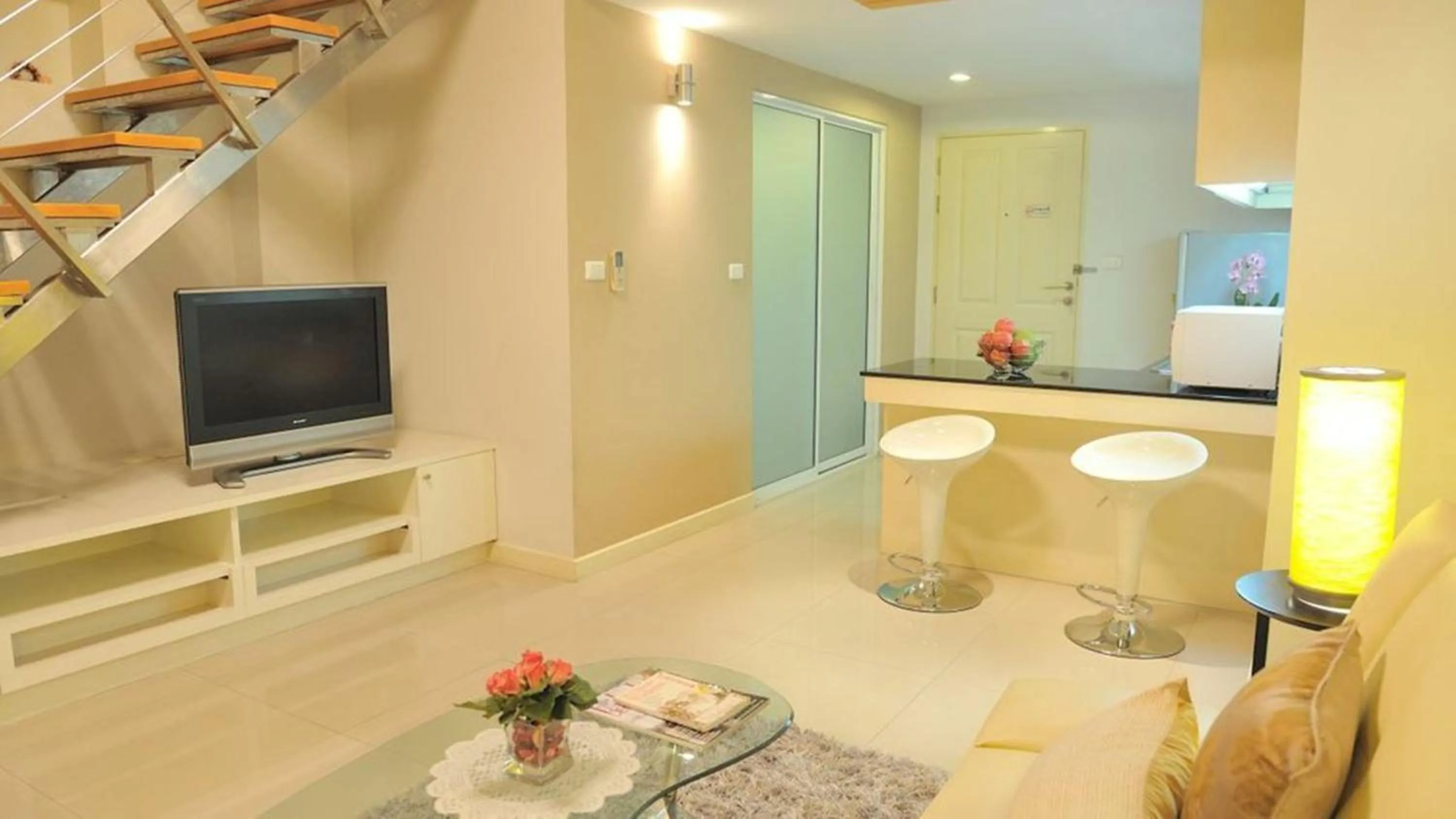 Communal lounge/ TV room in Duplex 21 Apartment