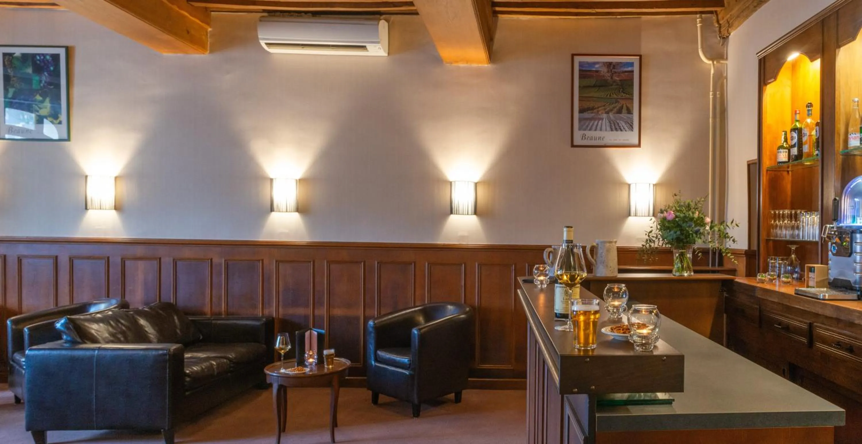 Lounge or bar in Logis Hotel de La Cloche