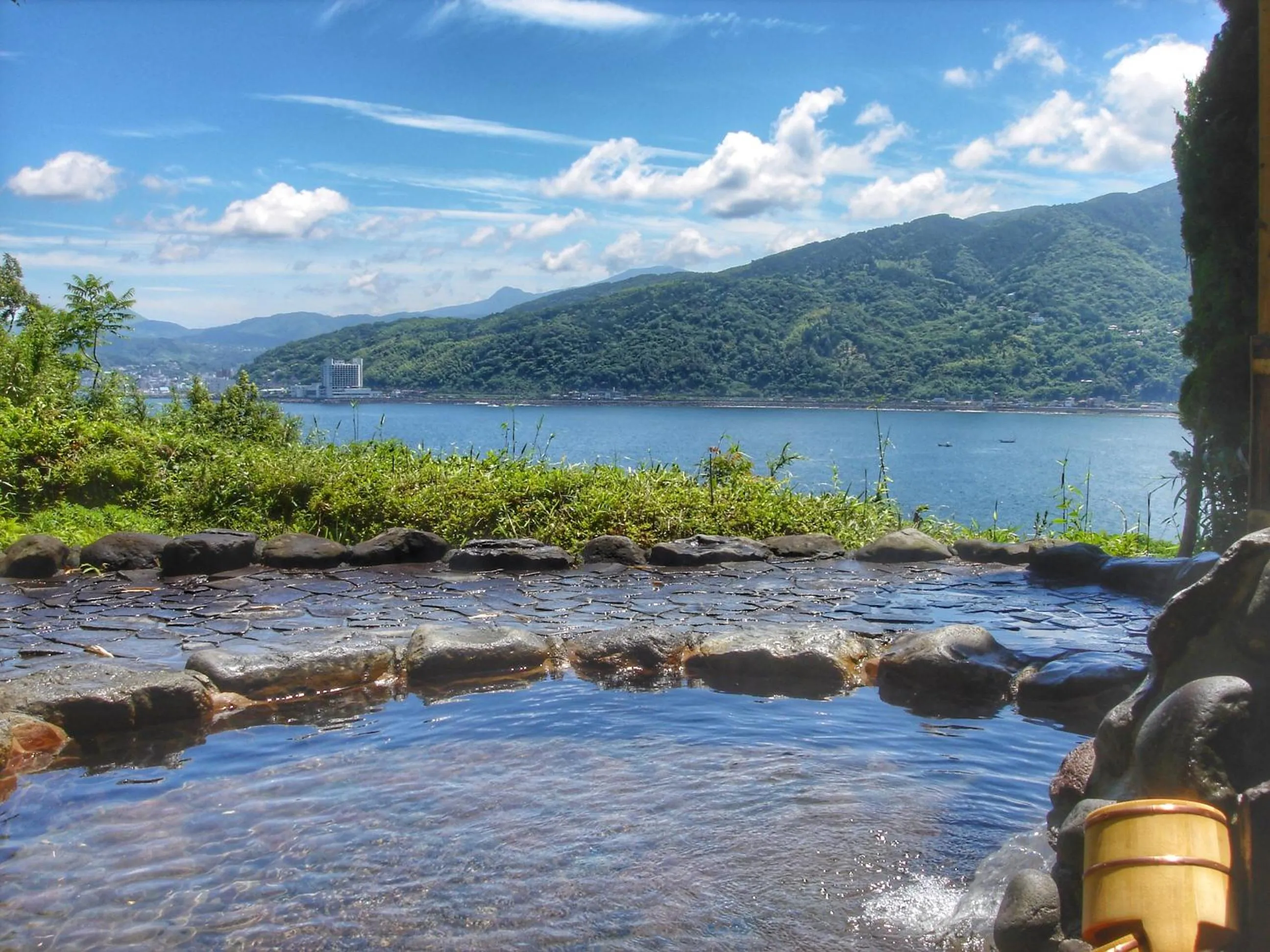 Hot Tub in Hotel Cocorone Lodge and Spa
