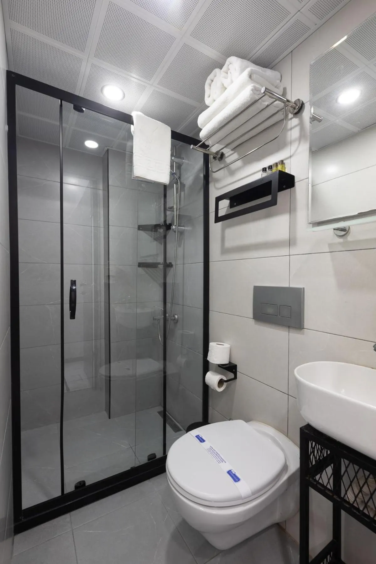 Shower in APOLLO HOTEL & APARTMENtS