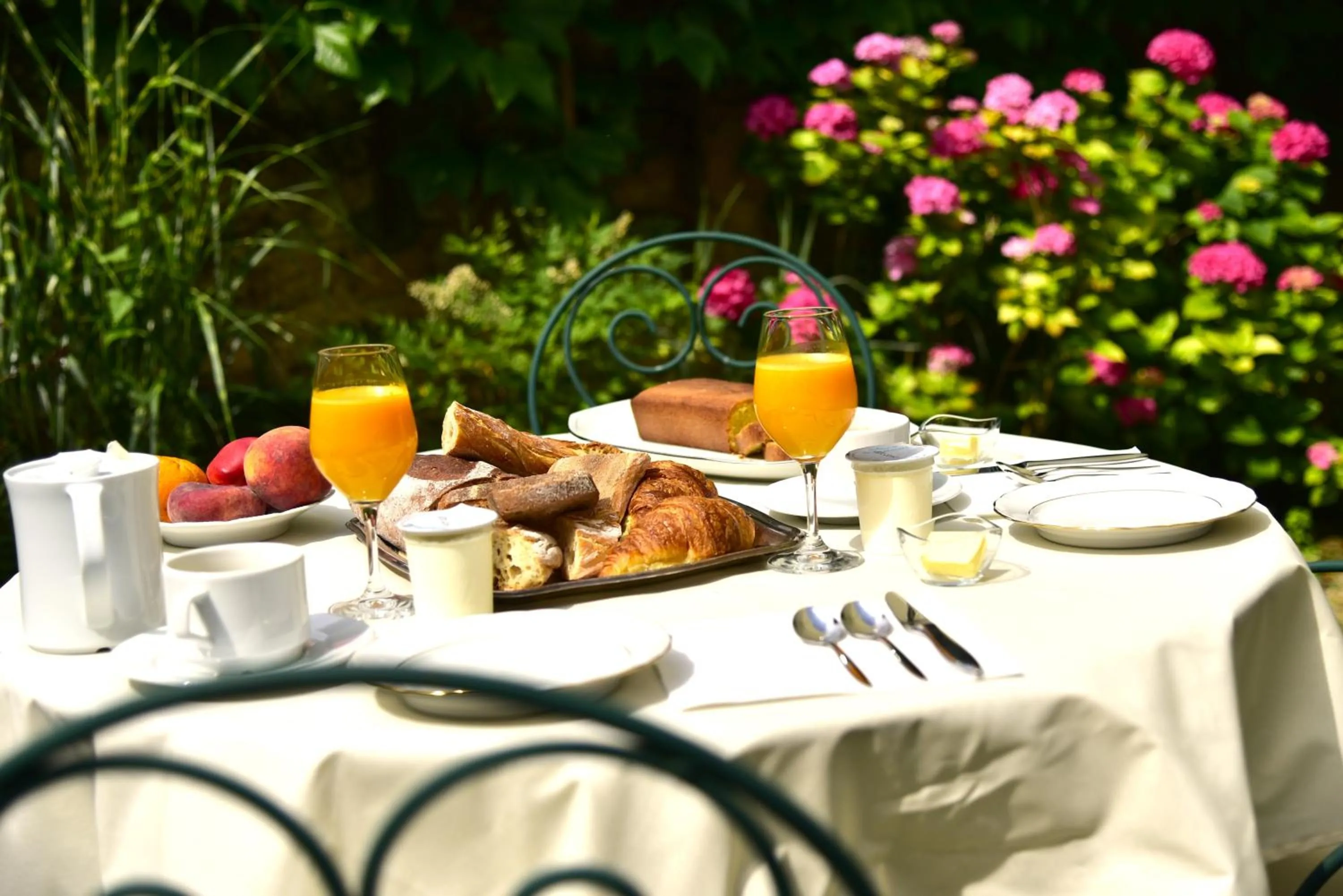 Breakfast in Logis Hôtel Le Boudoir