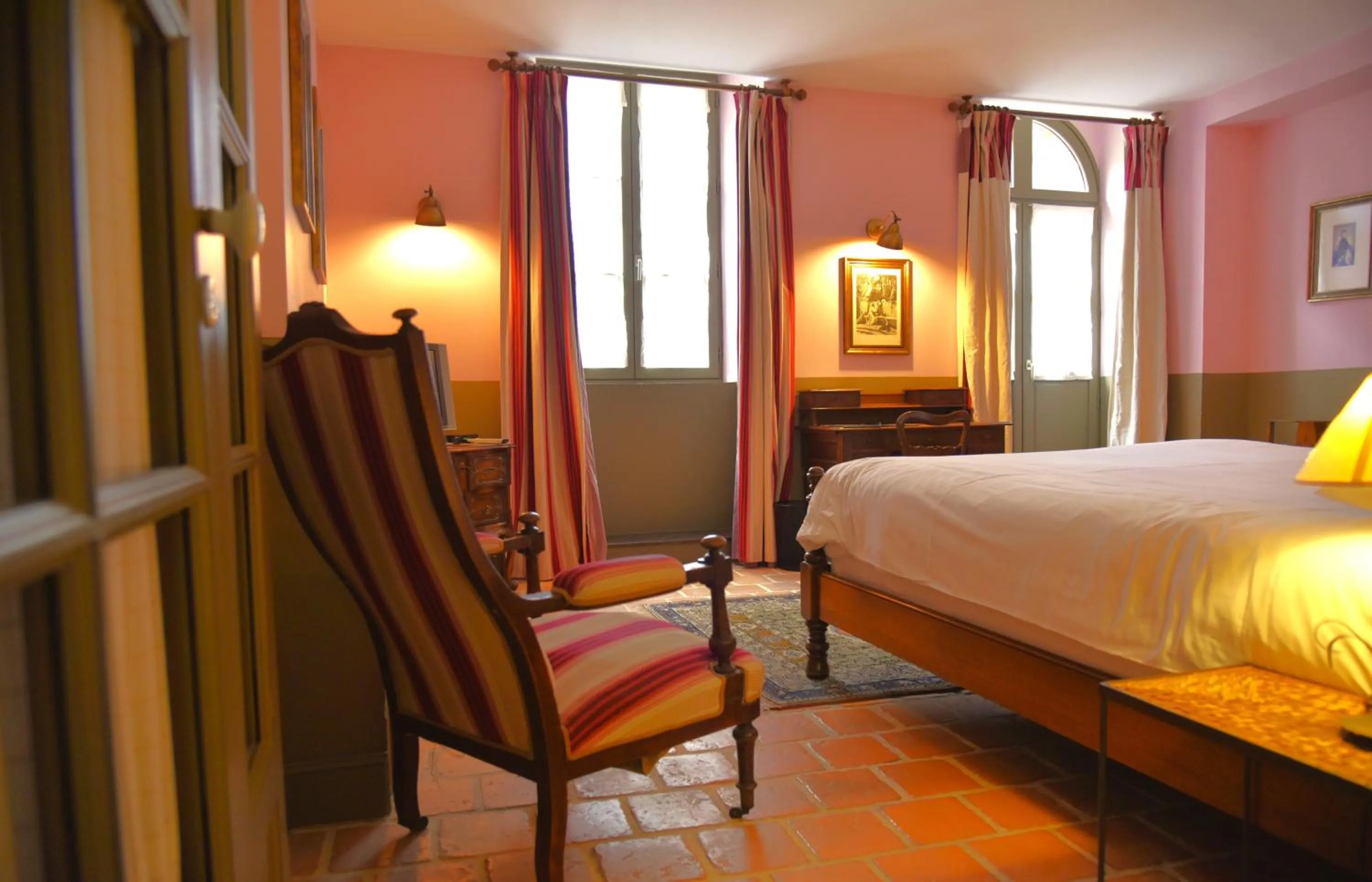 Bed in Logis Hôtel Le Boudoir