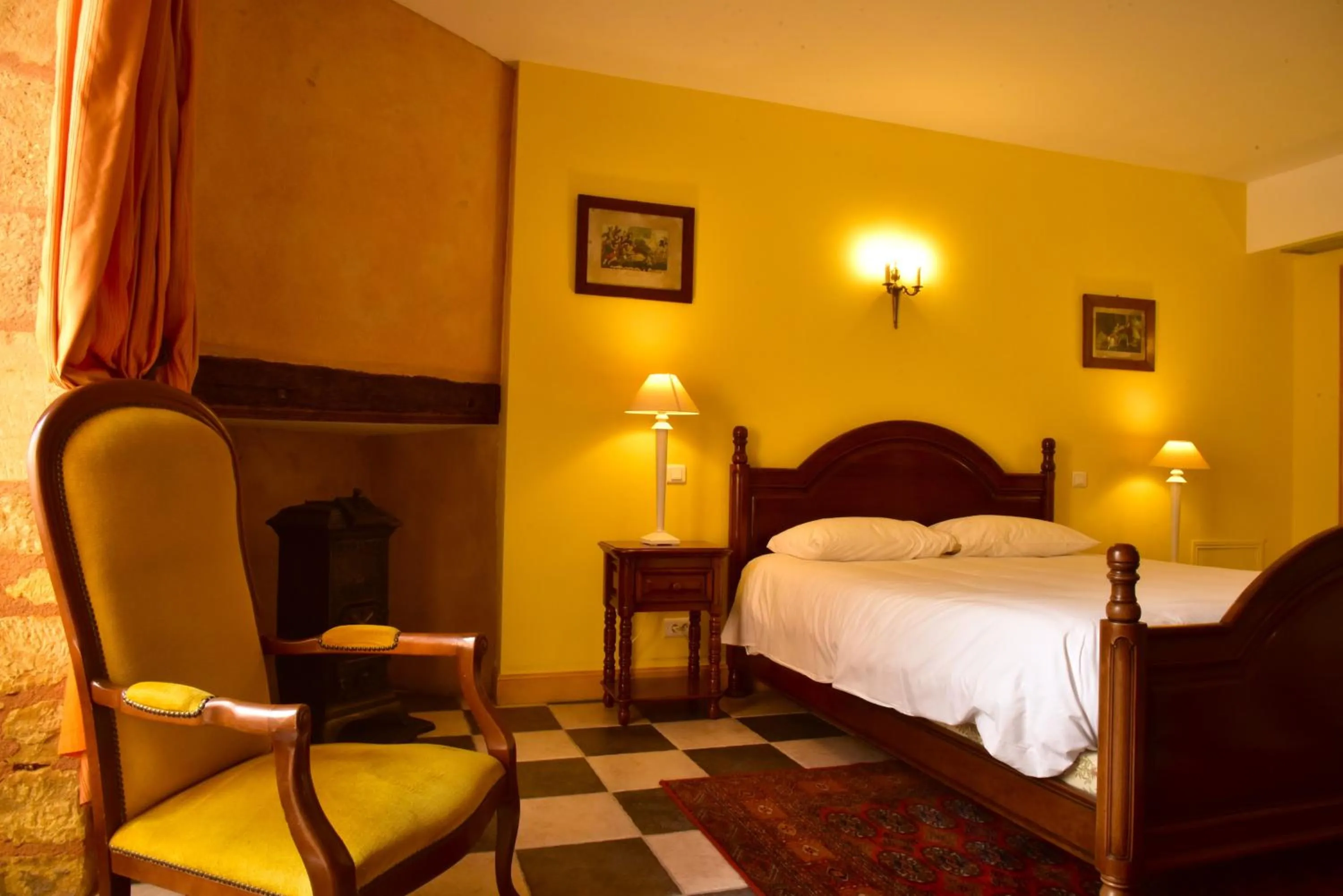 Shower, Bed in Logis Hôtel Le Boudoir