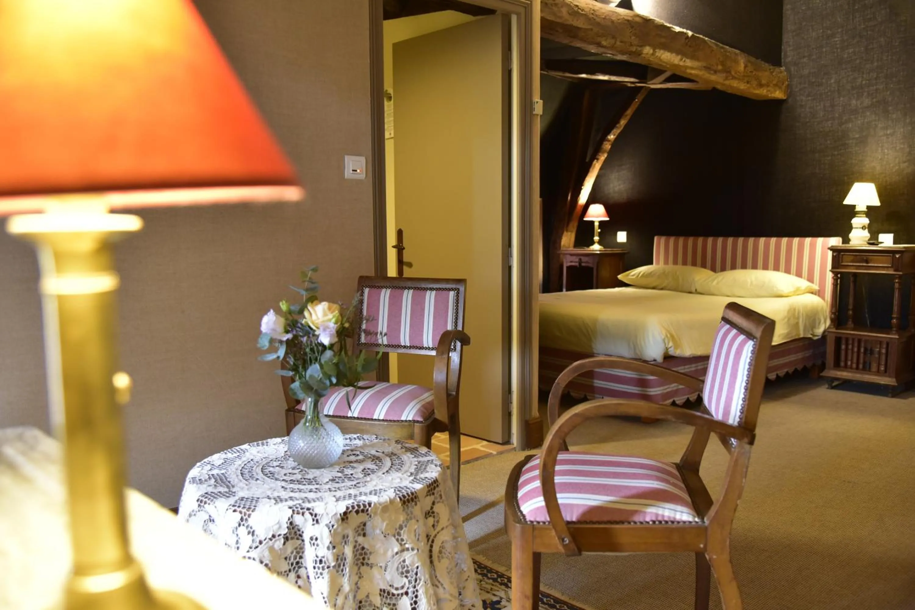 Bed in Logis Hôtel Le Boudoir