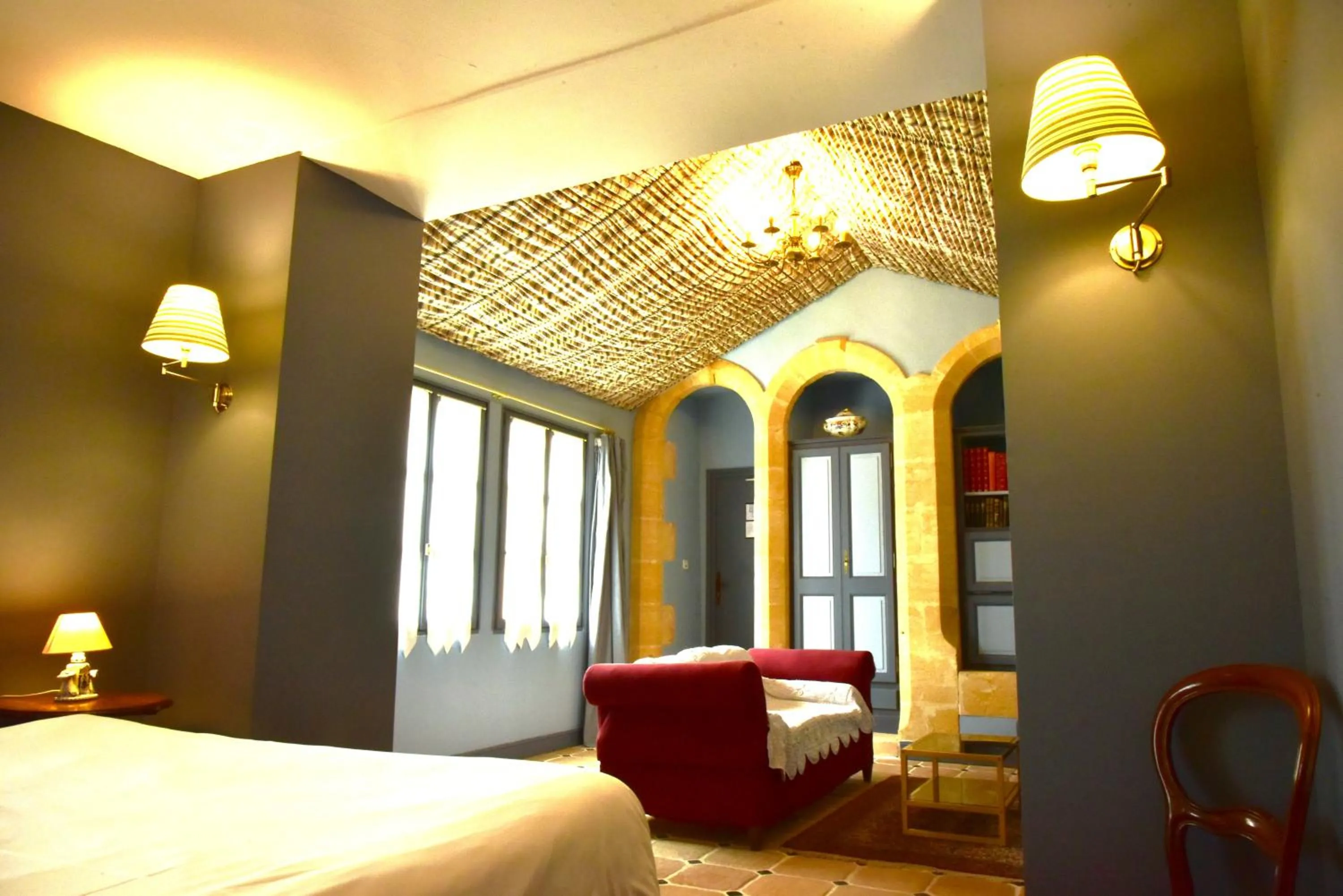 Bed in Logis Hôtel Le Boudoir