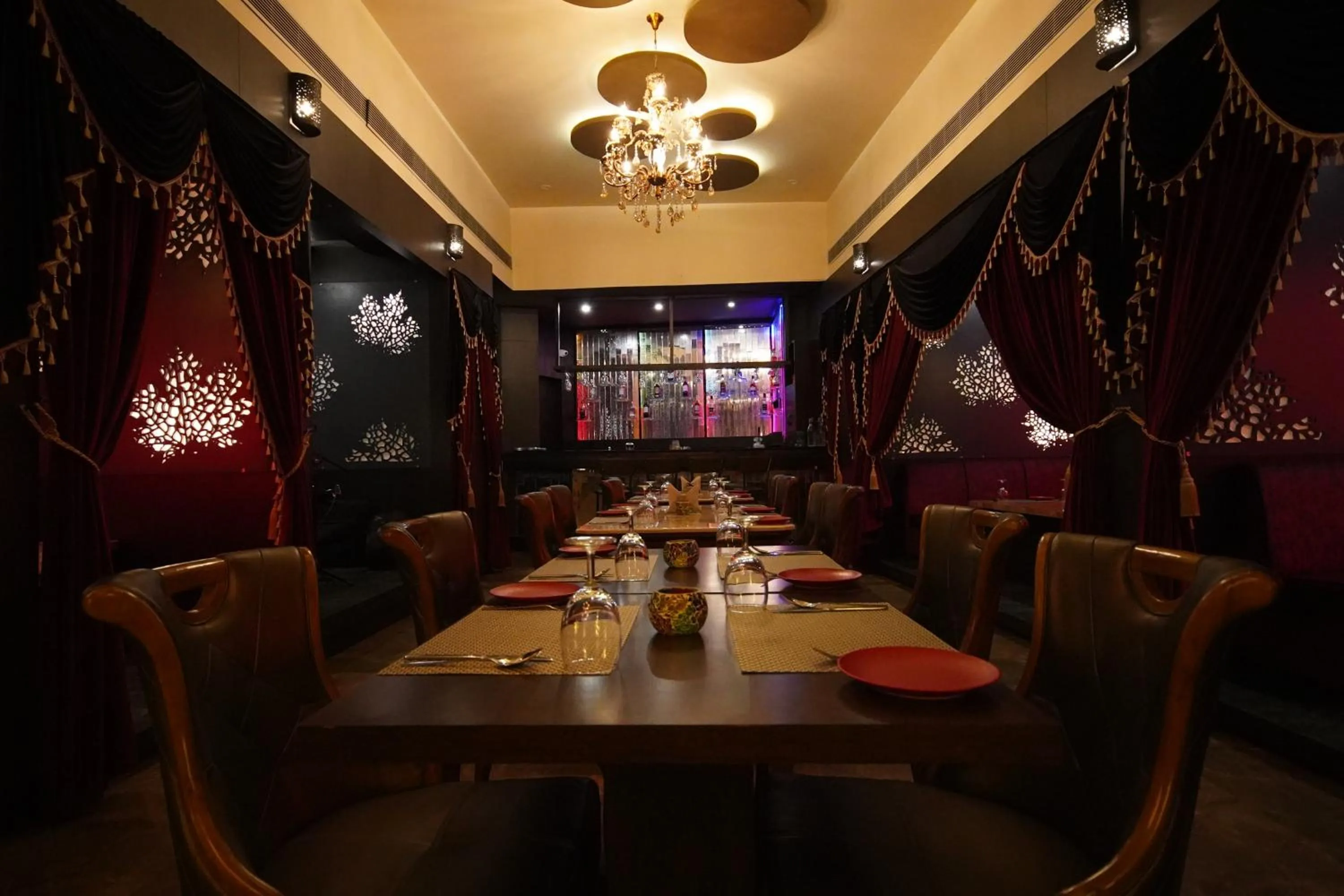 Restaurant/places to eat in HOTEL ARYA