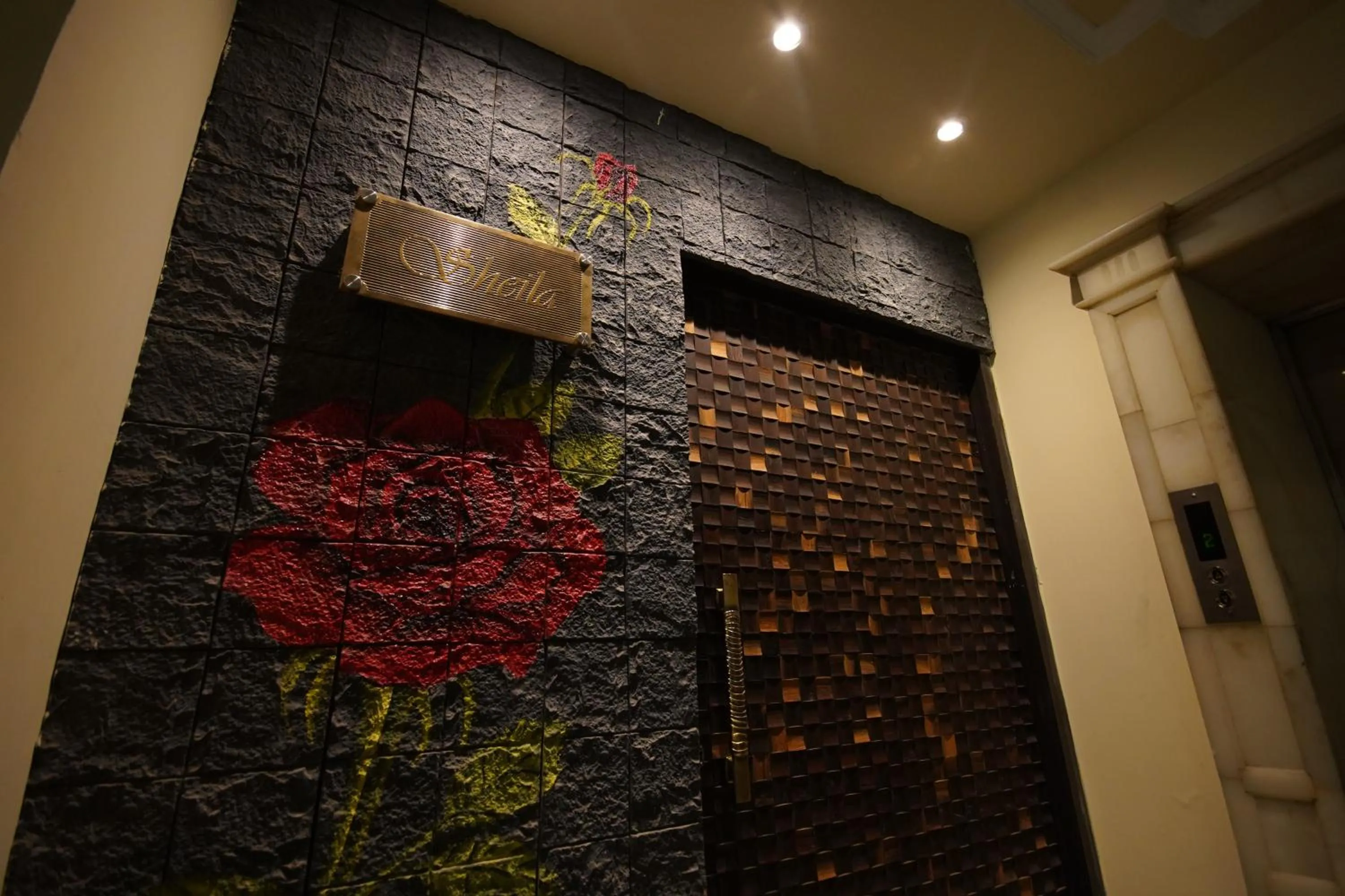 Restaurant/places to eat in HOTEL ARYA