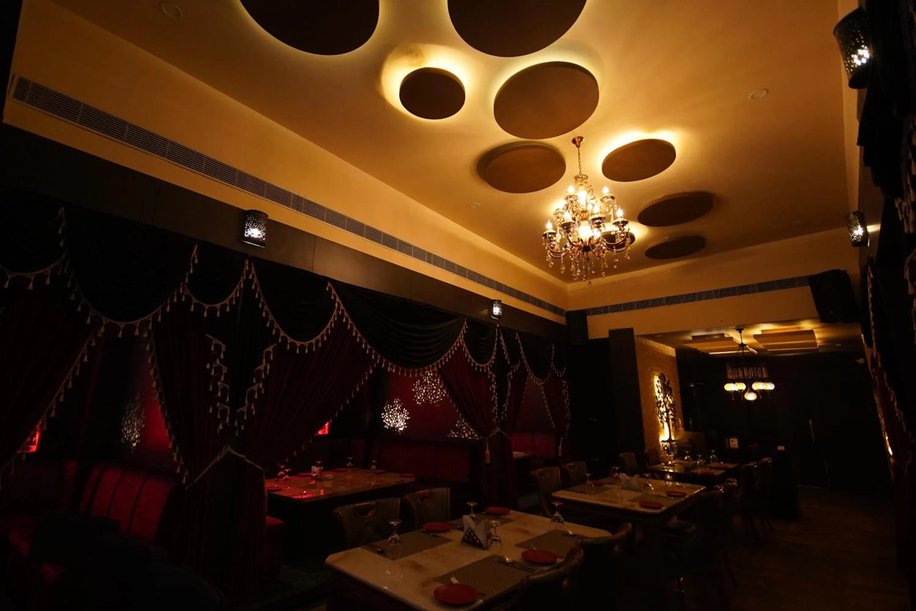 Restaurant/places to eat in HOTEL ARYA