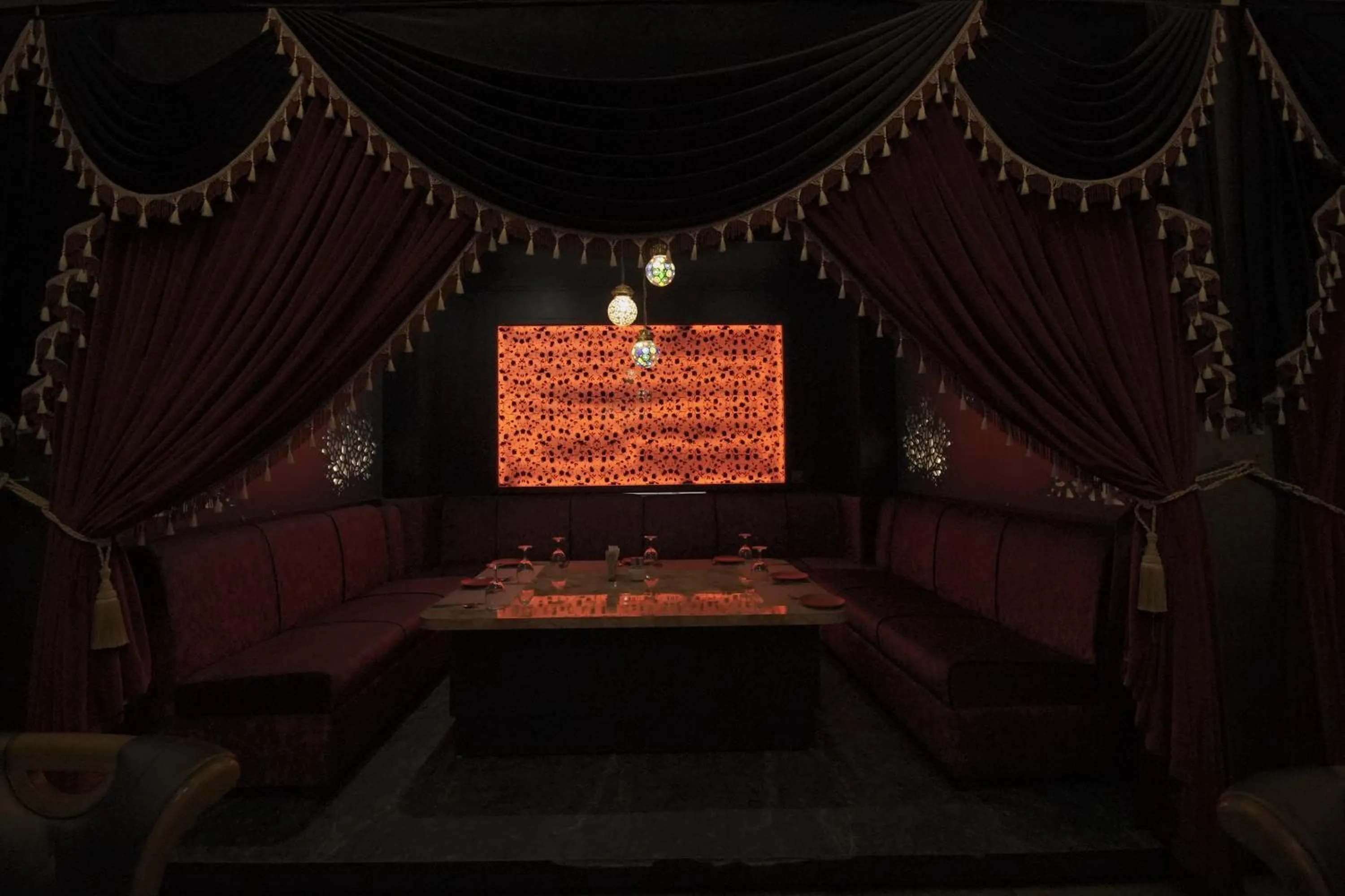 Restaurant/places to eat in HOTEL ARYA