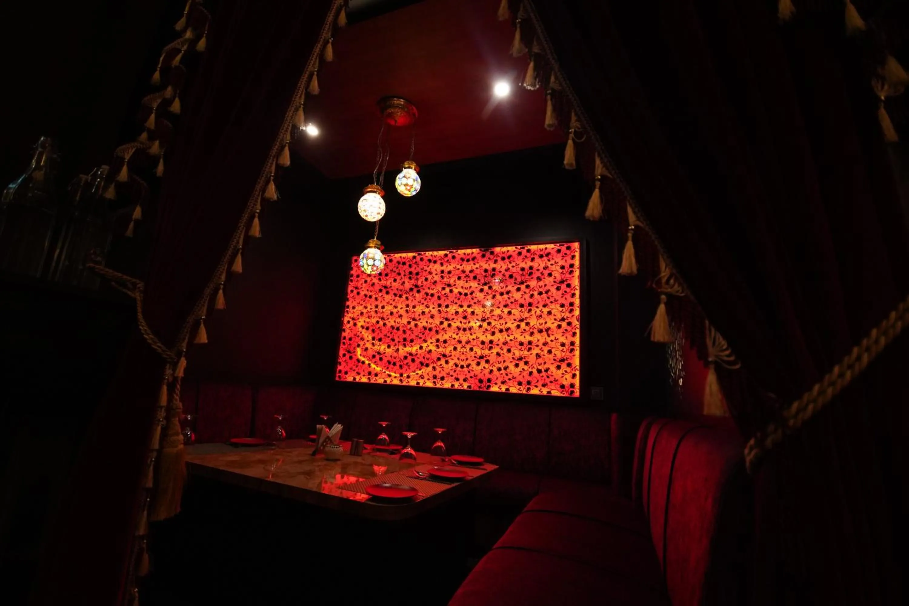 Restaurant/places to eat in HOTEL ARYA