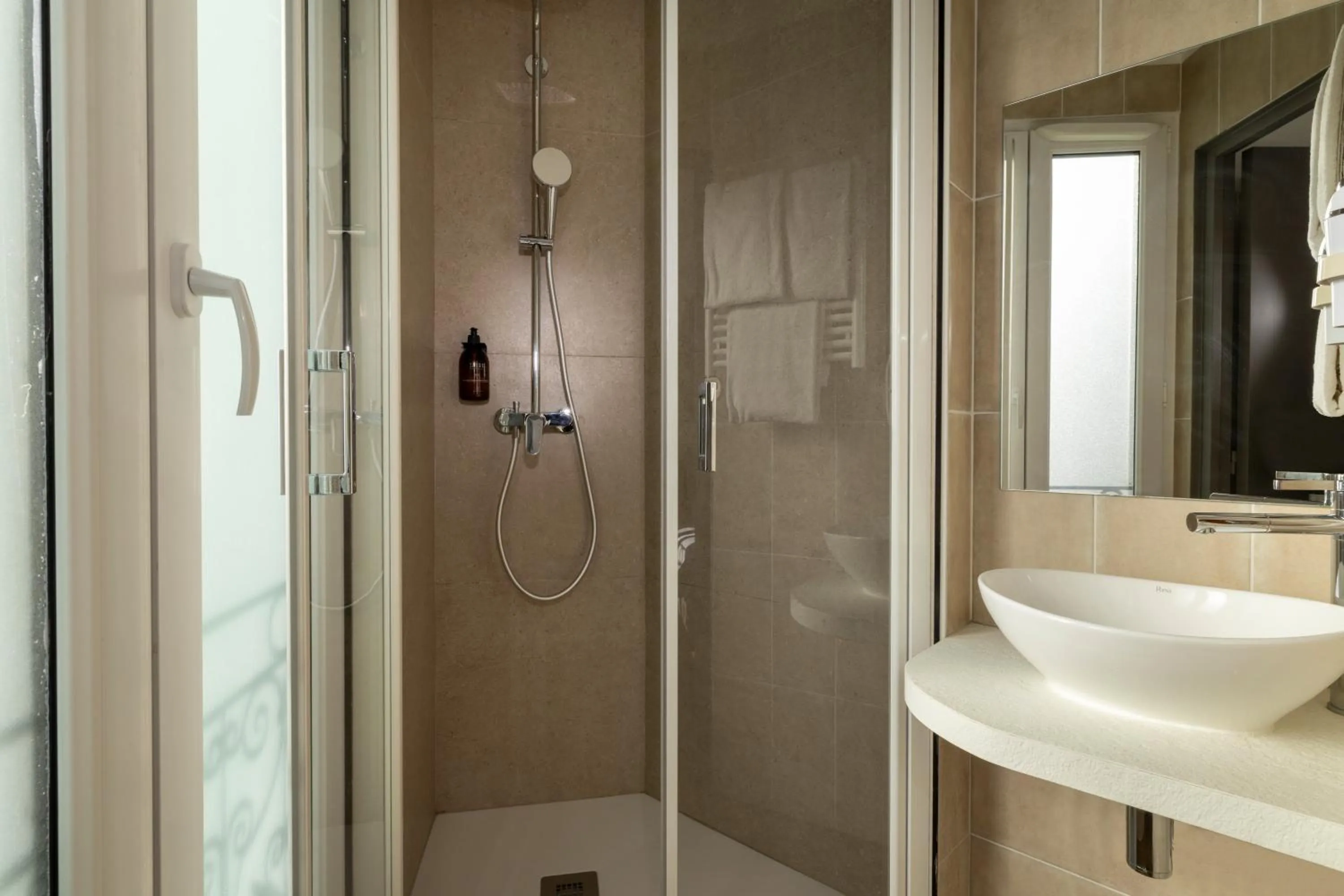 Shower in Hôtel Korner Etoile