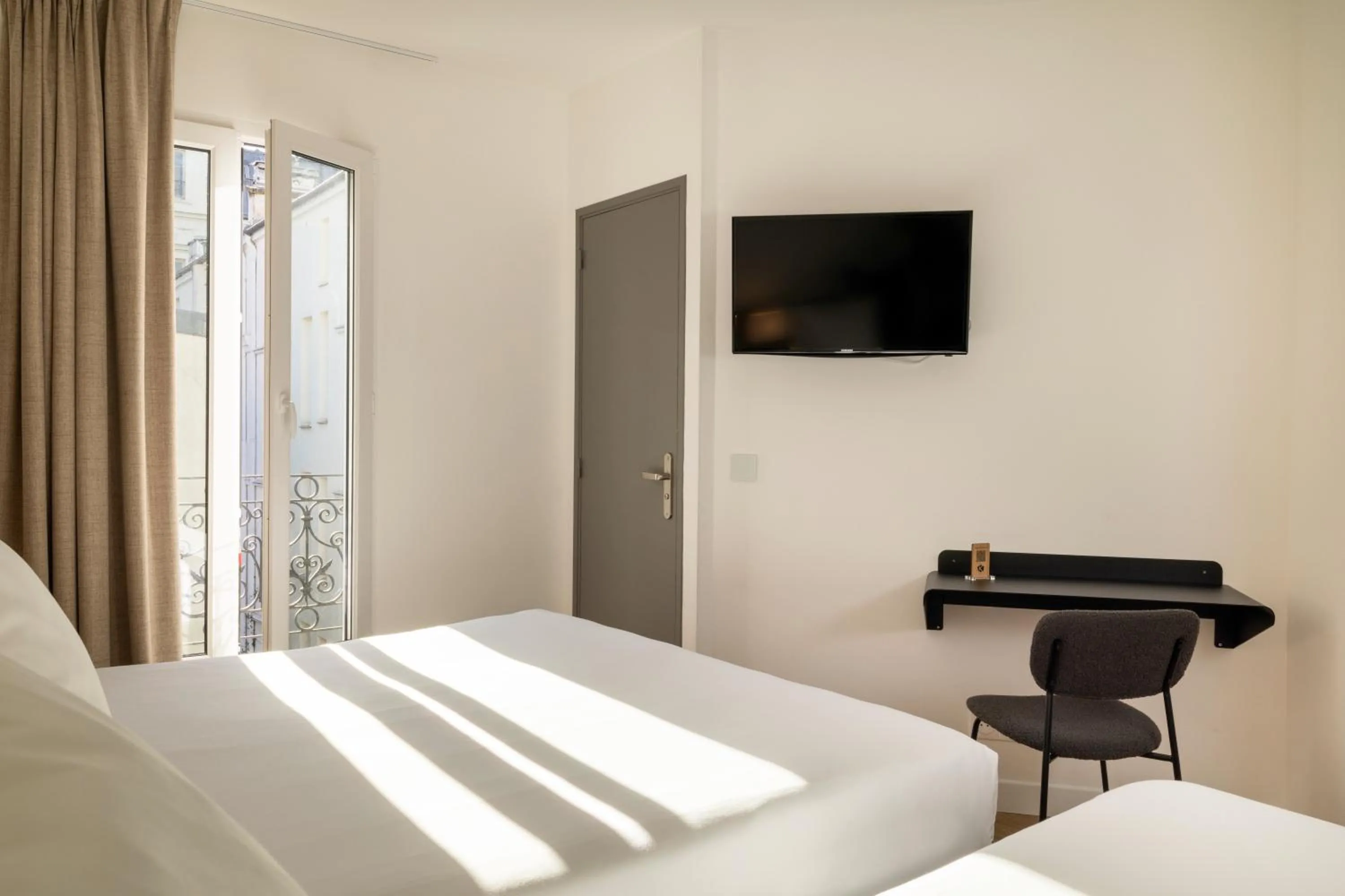 Photo of the whole room, Bed in Hôtel Korner Etoile