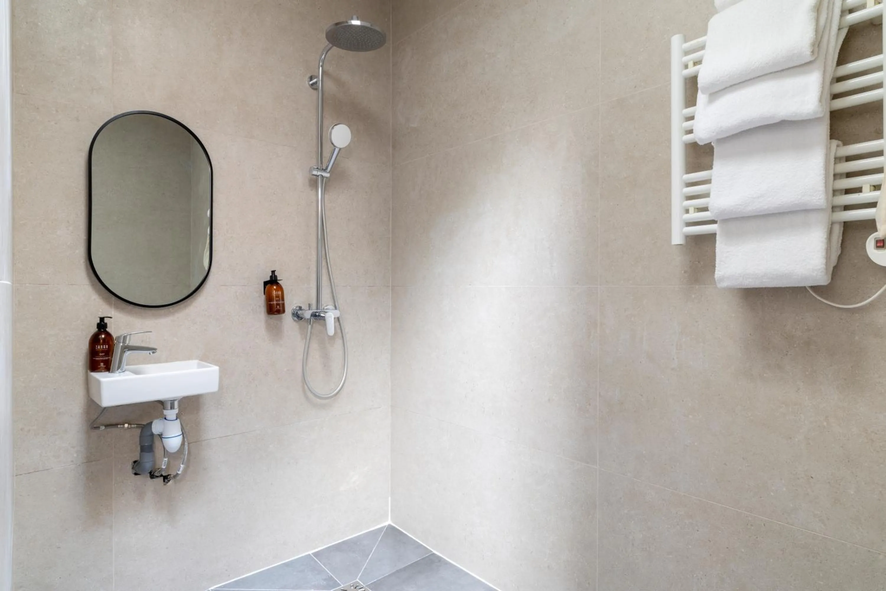 Shower in Hôtel Korner Etoile