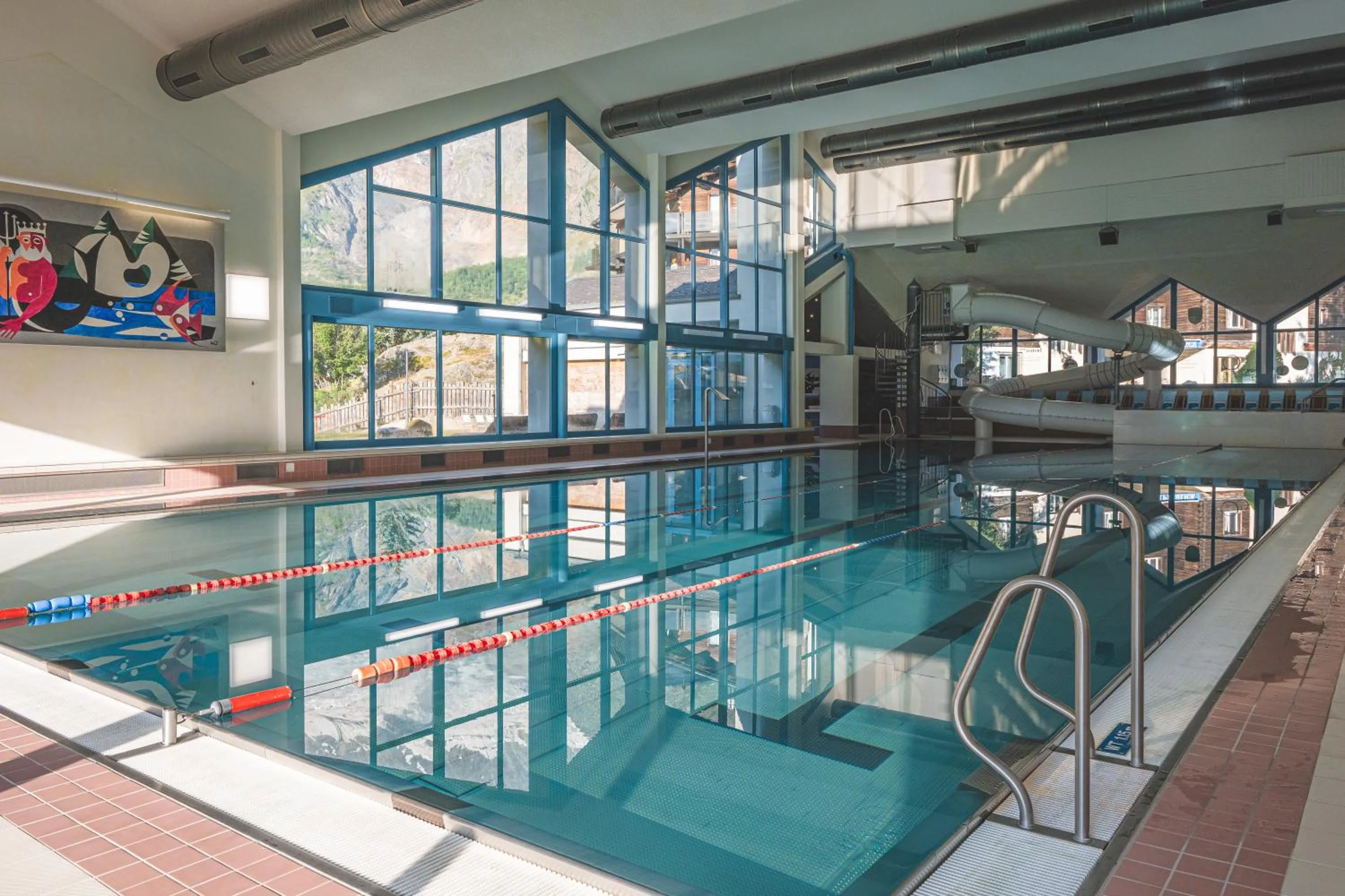 Pool view in Saas-Fee wellnesshostel4000