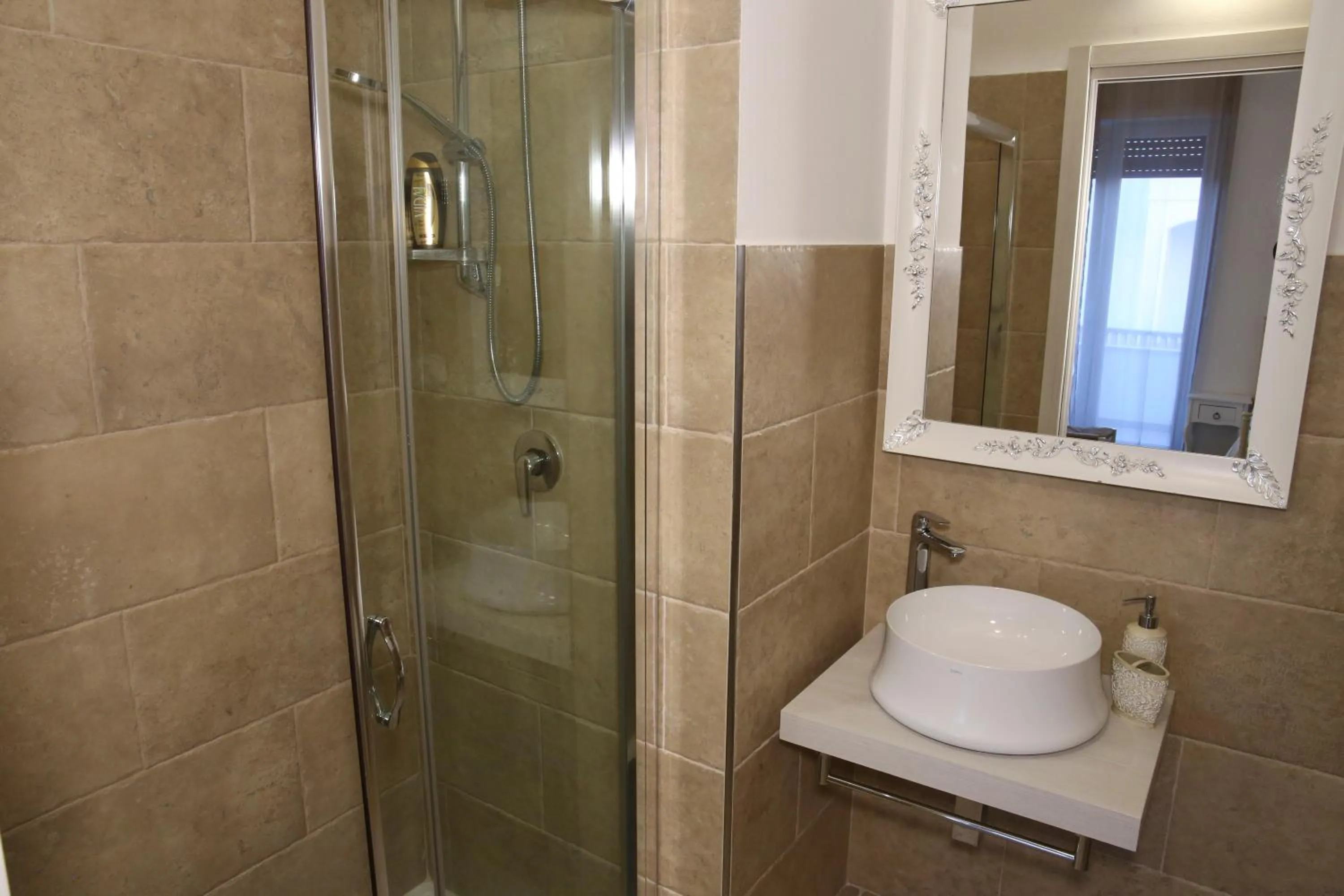 Bathroom in I 7 Peccati