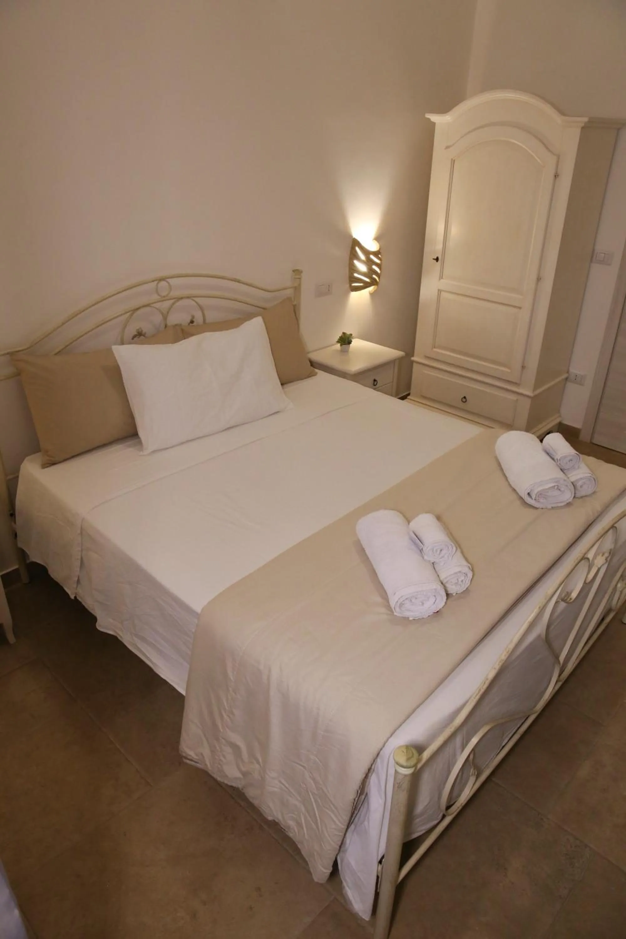 Bedroom, Bed in I 7 Peccati