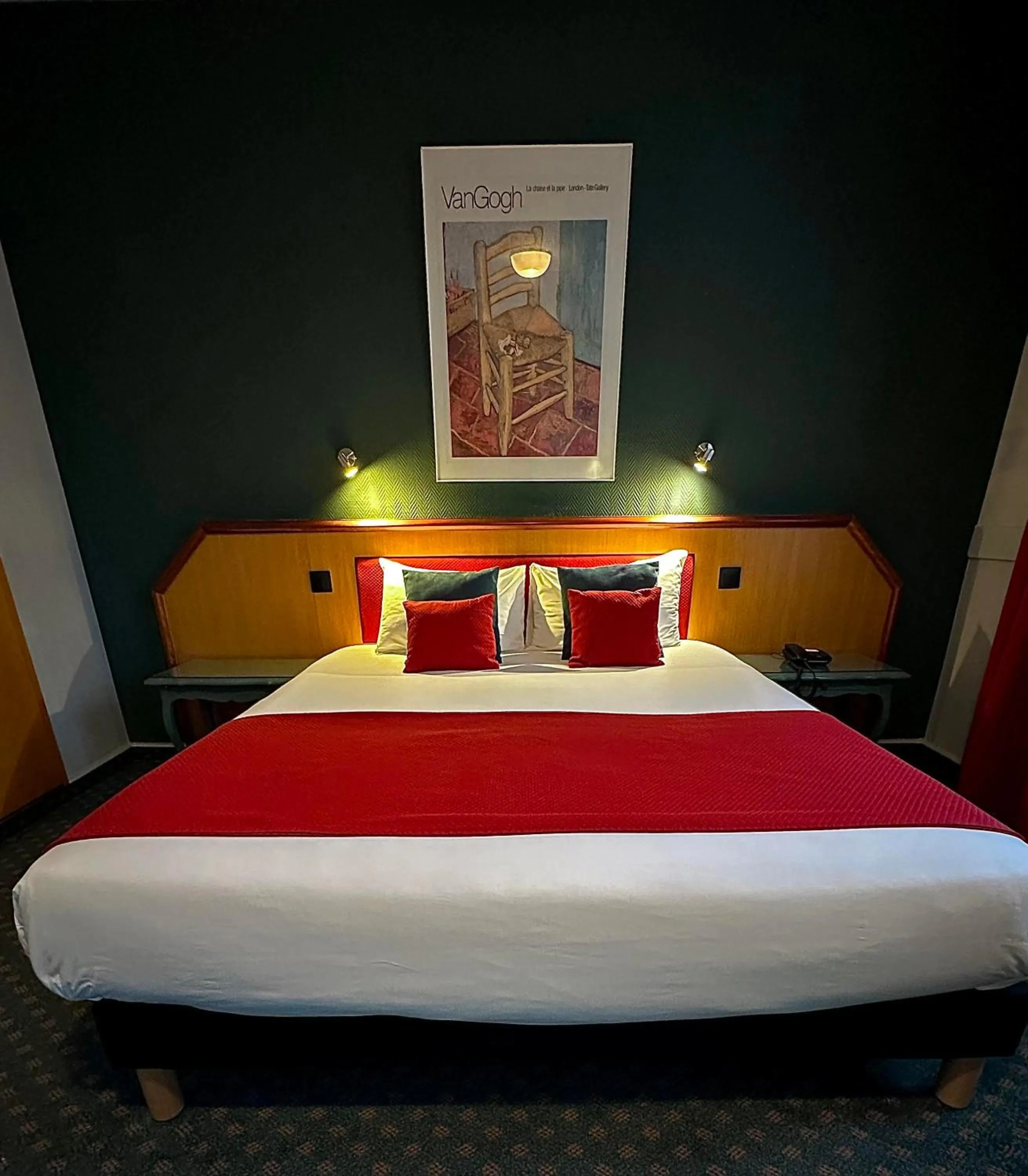 View (from property/room), Bed in Hotel De La Paix