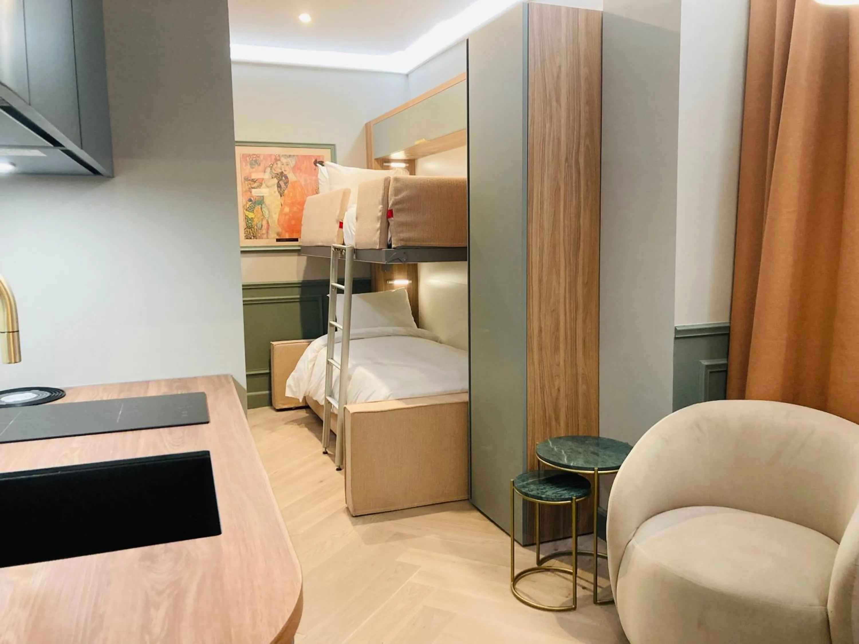 bunk bed, Bed in Hotel De La Paix