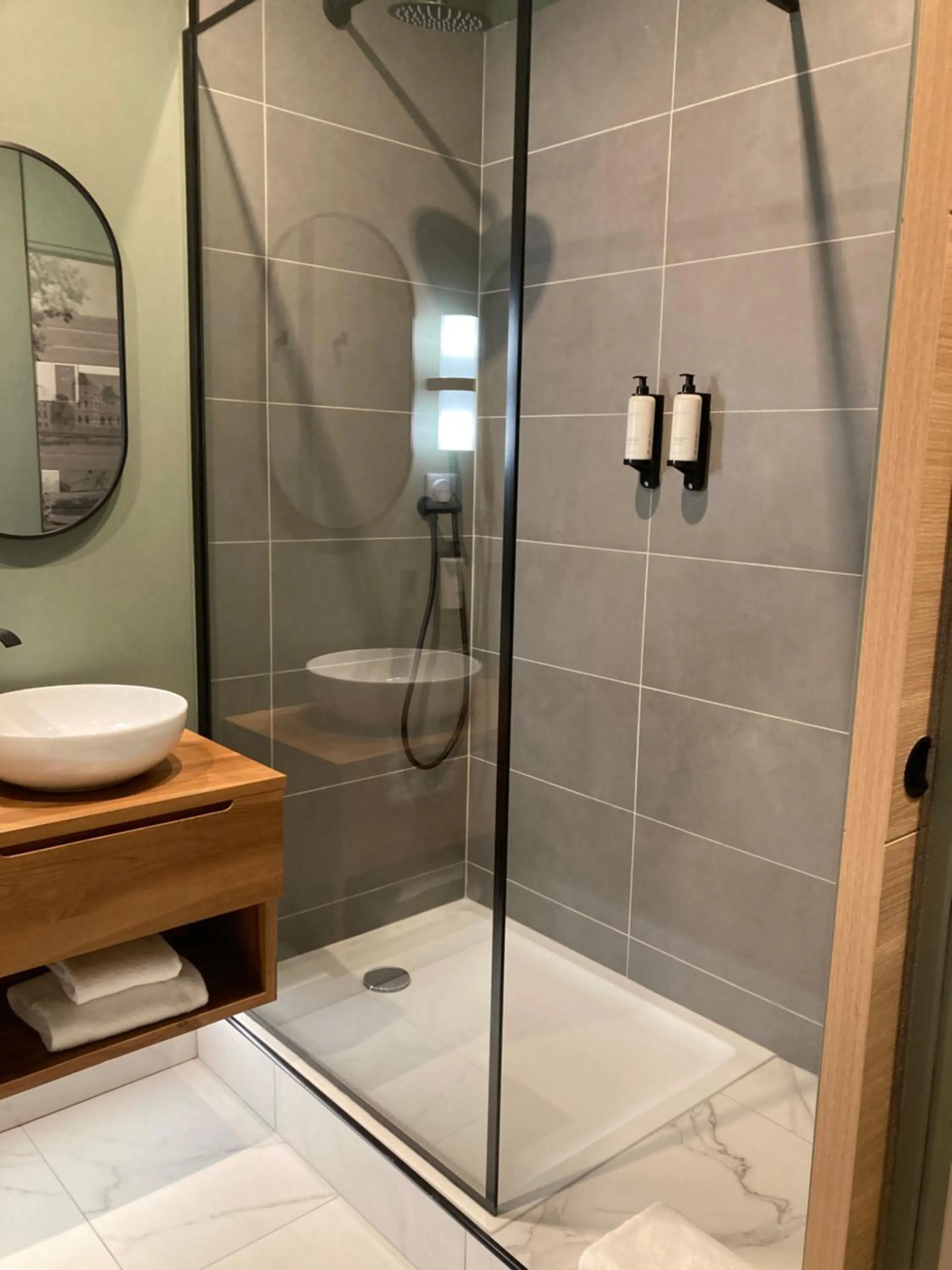 Bathroom in Hotel De La Paix