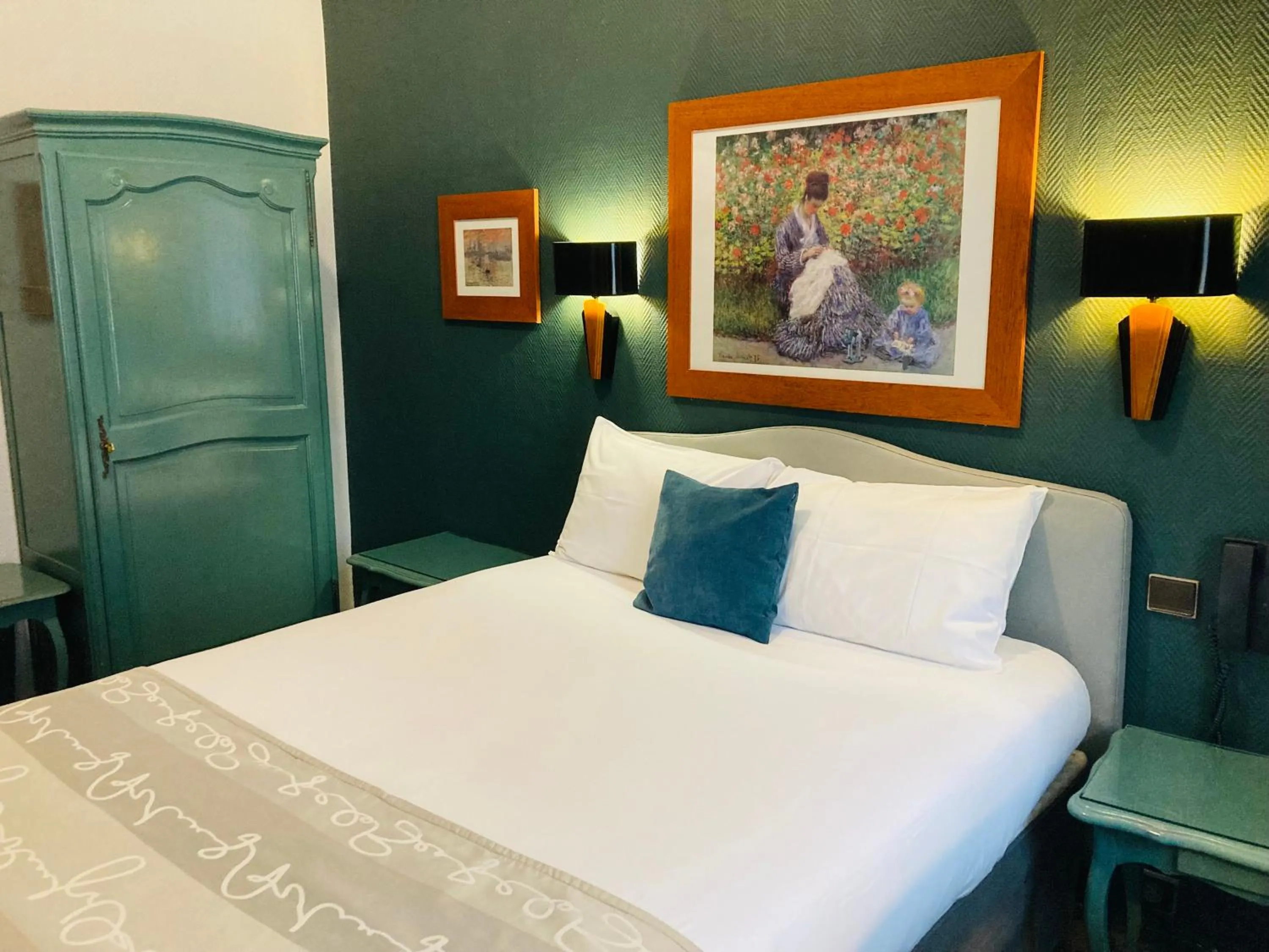 Photo of the whole room, Bed in Hotel De La Paix