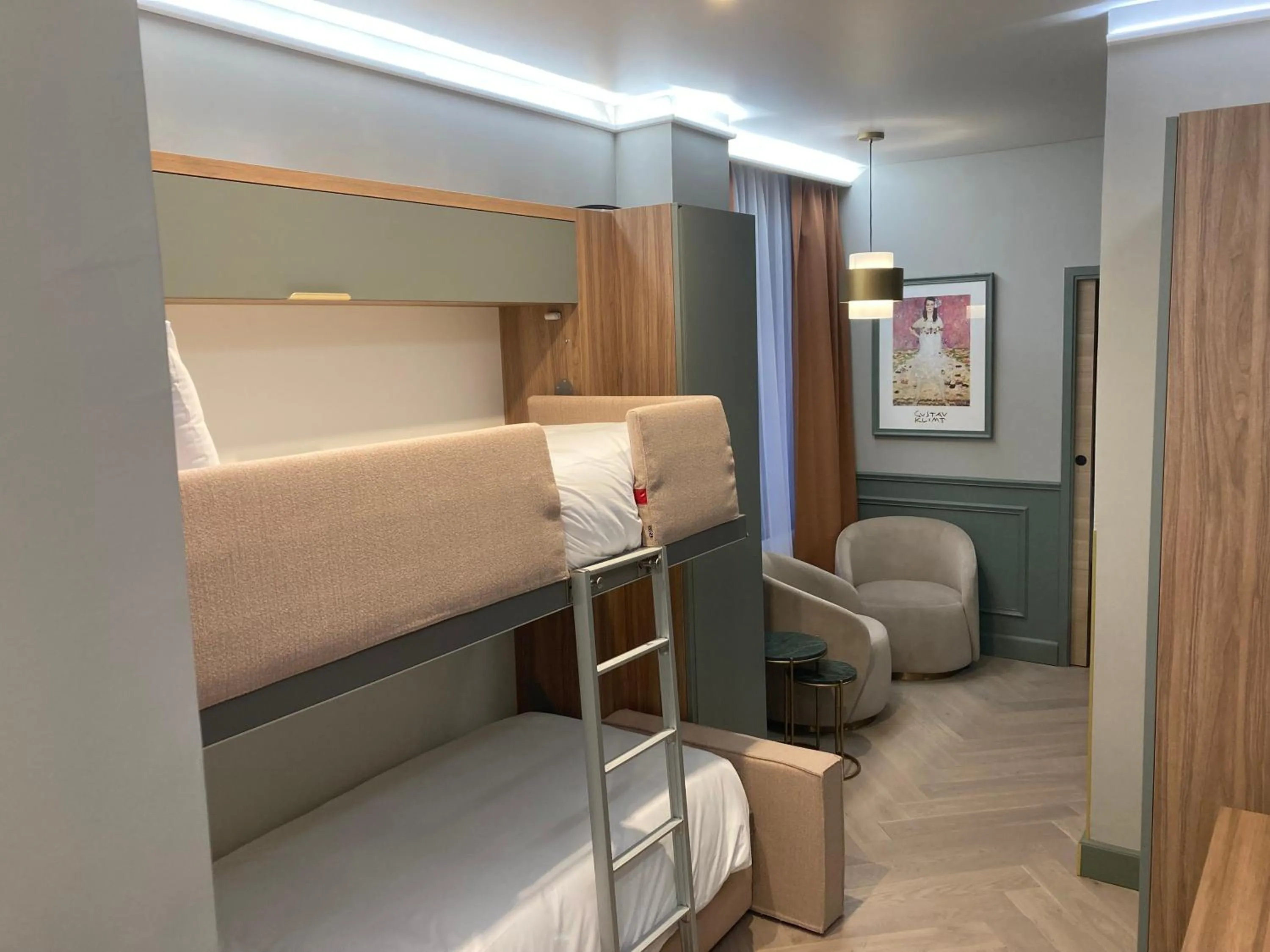 bunk bed, Bed in Hotel De La Paix