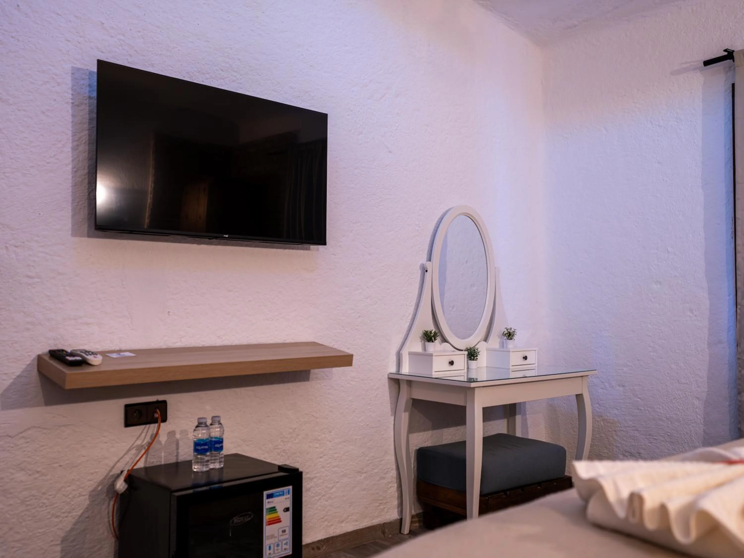 Communal lounge/ TV room, Bed in Resort Hotel El Cortijo & Spa