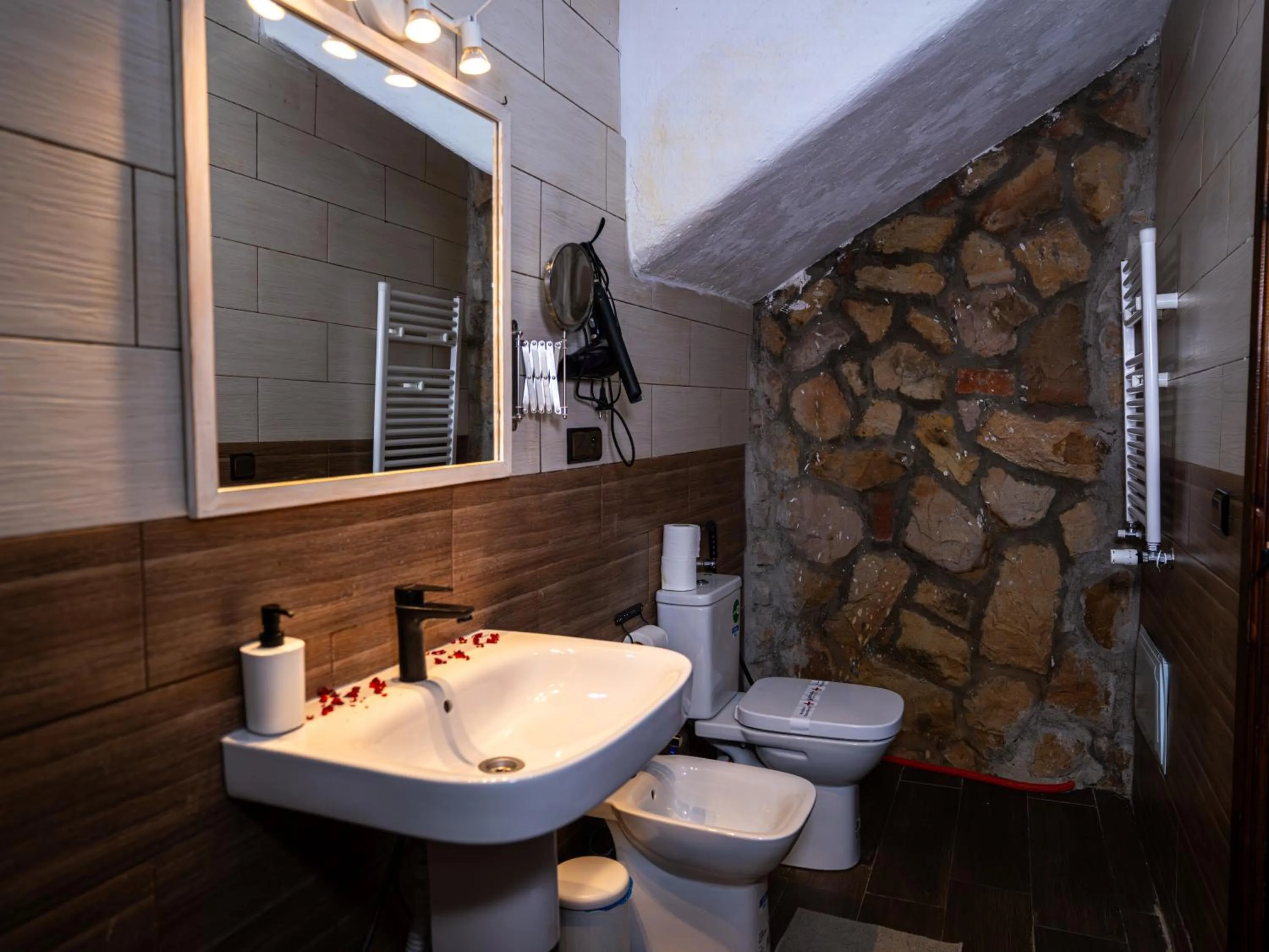 Shower in Resort Hotel El Cortijo & Spa