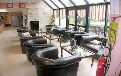 Communal lounge/ TV room in Auberge De Bourgogne