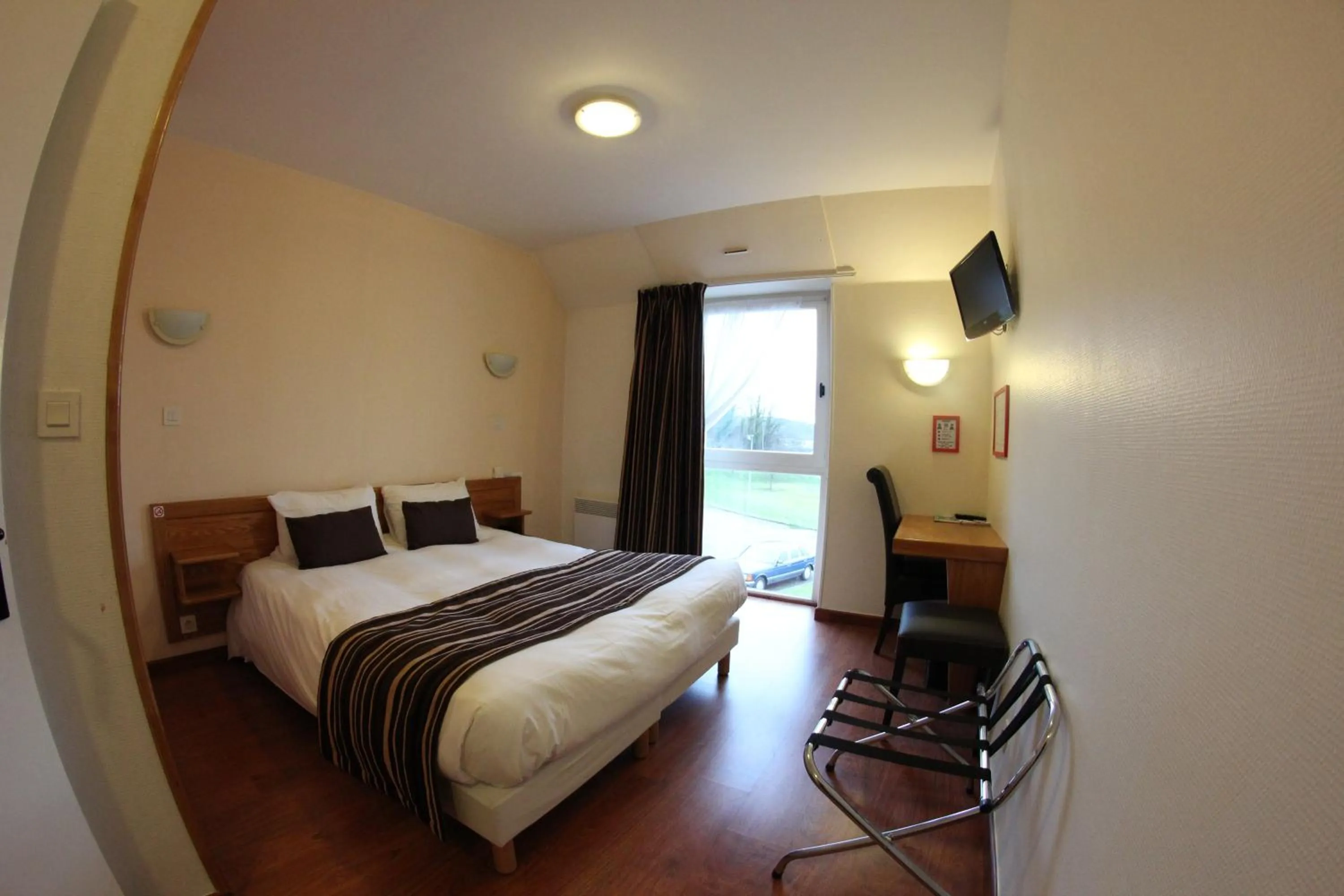 Photo of the whole room, Bed in Auberge De Bourgogne